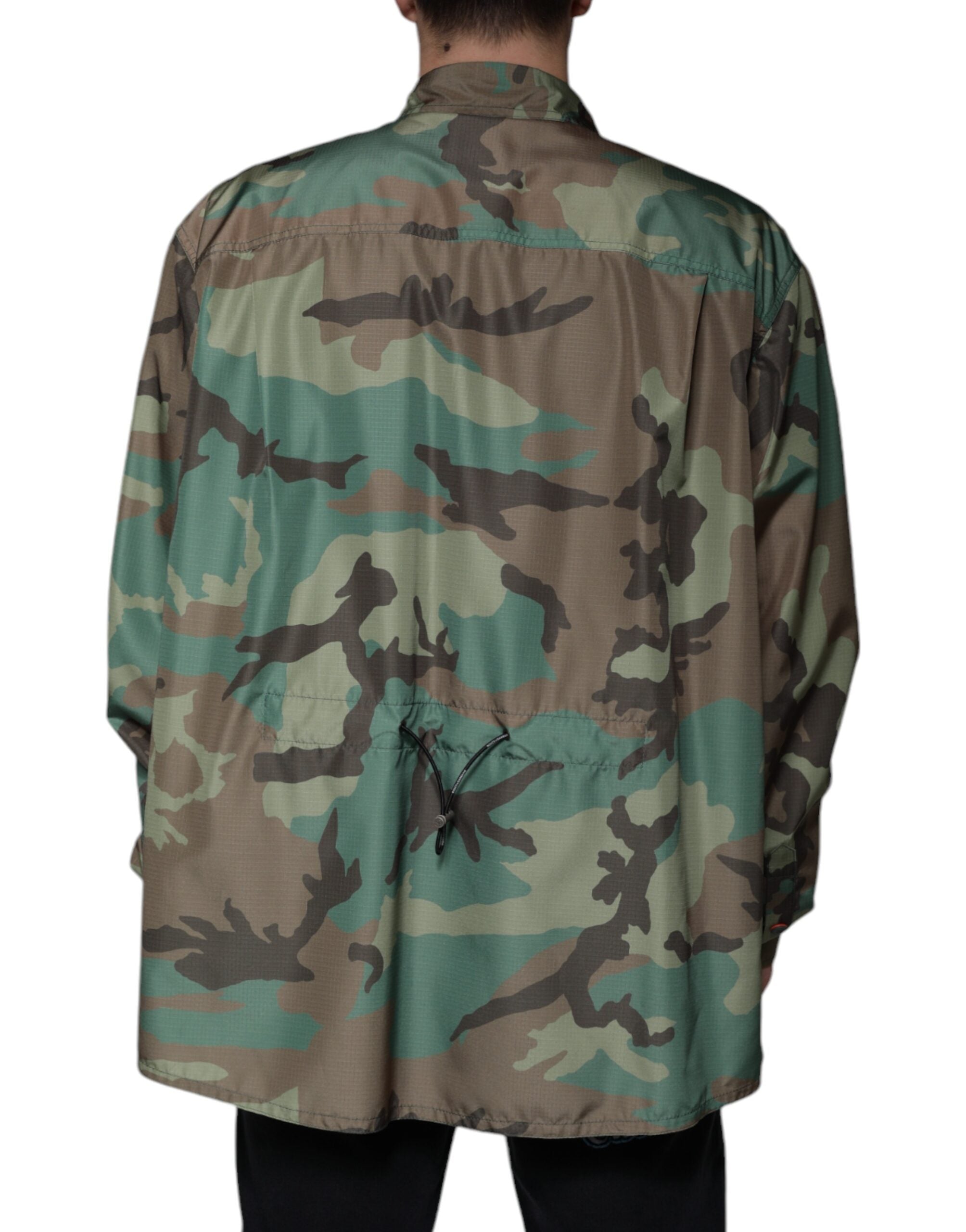 Chemise à boutons multicolore camouflage Dolce & Gabbana portée sur un mannequin. Style moderne et tendance.