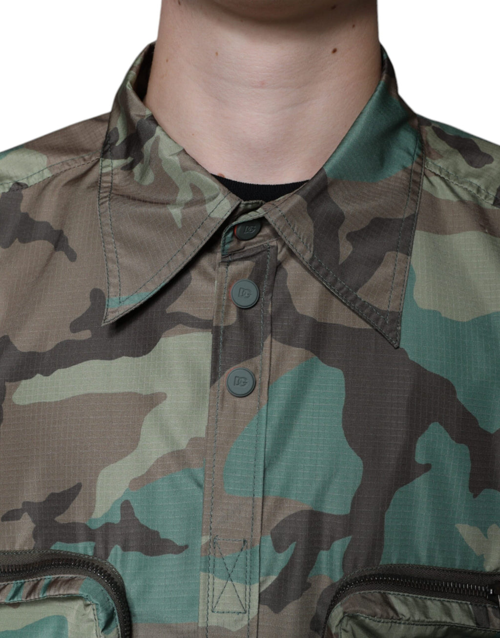 Chemise à boutons Dolce & Gabbana multicolore camouflage avec col et manches longues, affichée sur un mannequin.