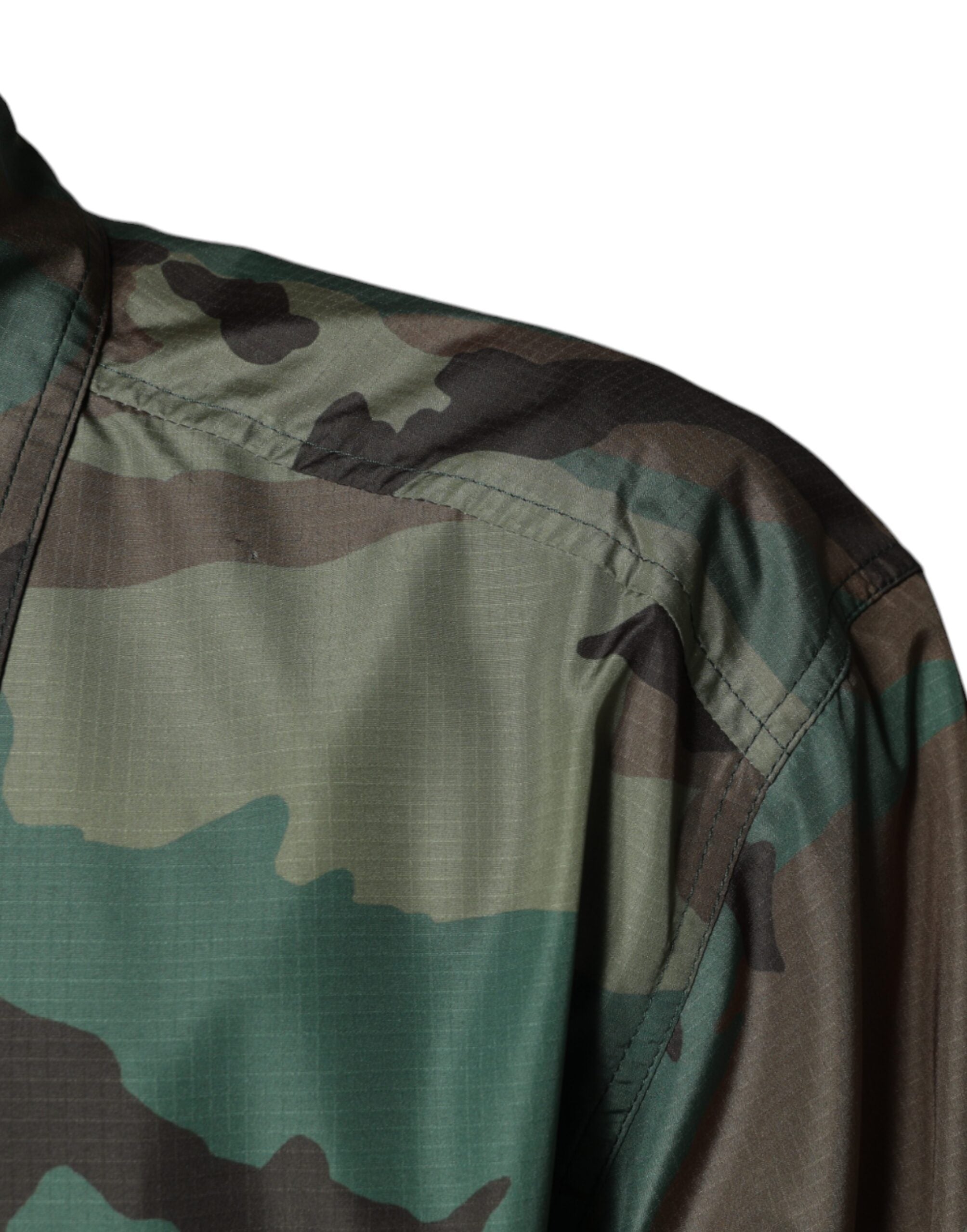 Chemise à boutons Dolce & Gabbana à motif camouflage multicolore, style décontracté et tendance.