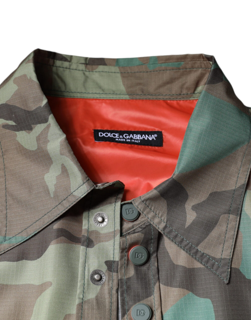 Chemise à manches longues Dolce & Gabbana à motif camouflage multicolore avec boutons, vue de face.