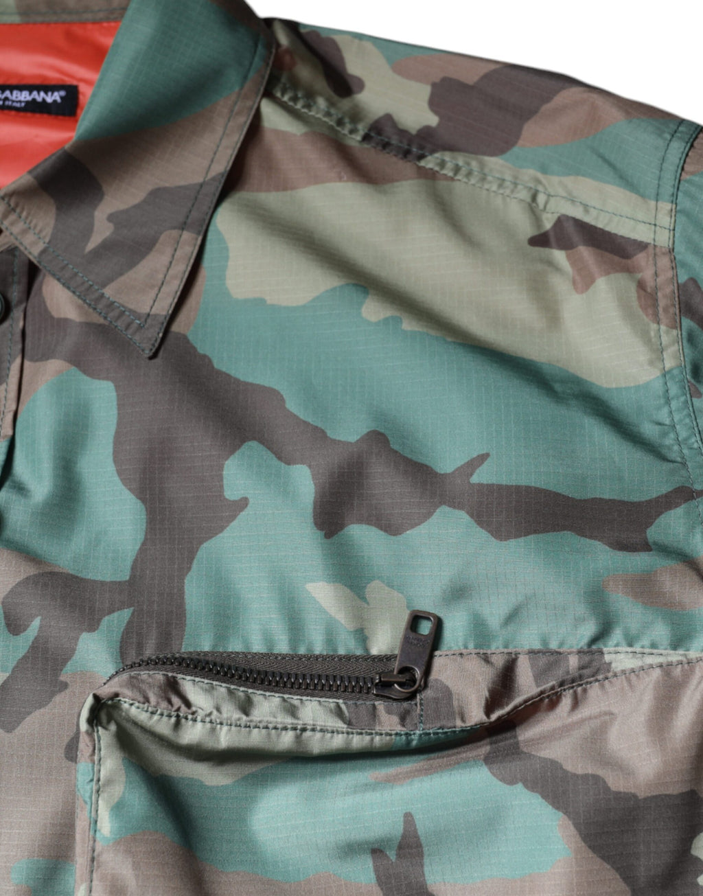 Chemise à boutons Dolce & Gabbana à motif camouflage multicolore, style tendance et design élégant.