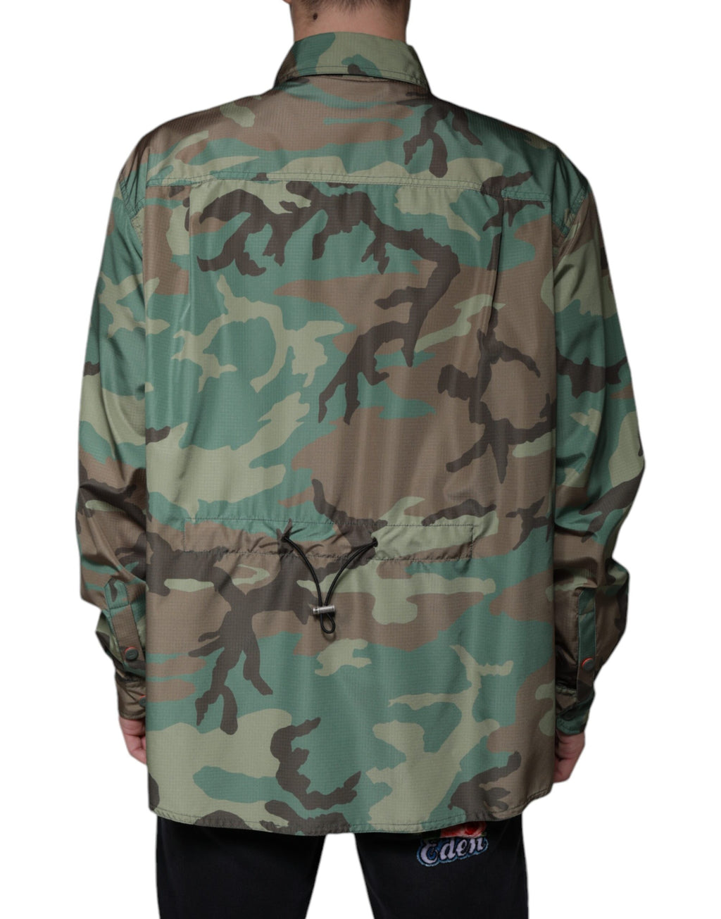 Chemise à manches longues Dolce & Gabbana à motif camouflage multicolore avec boutons, vue de face.