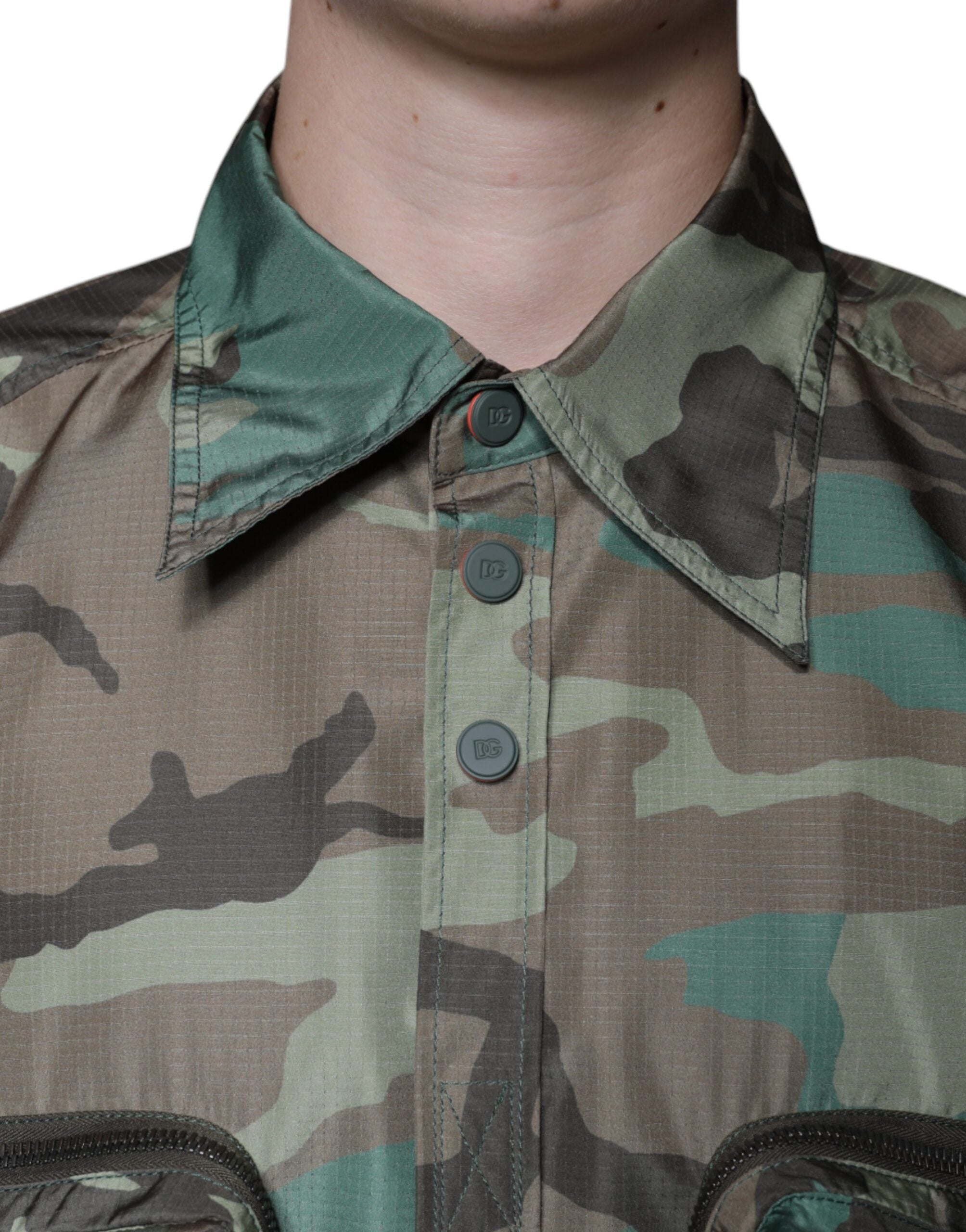 Chemise à boutons multicolore camouflage Dolce & Gabbana, vue de face, en tissu léger avec motif coloré.