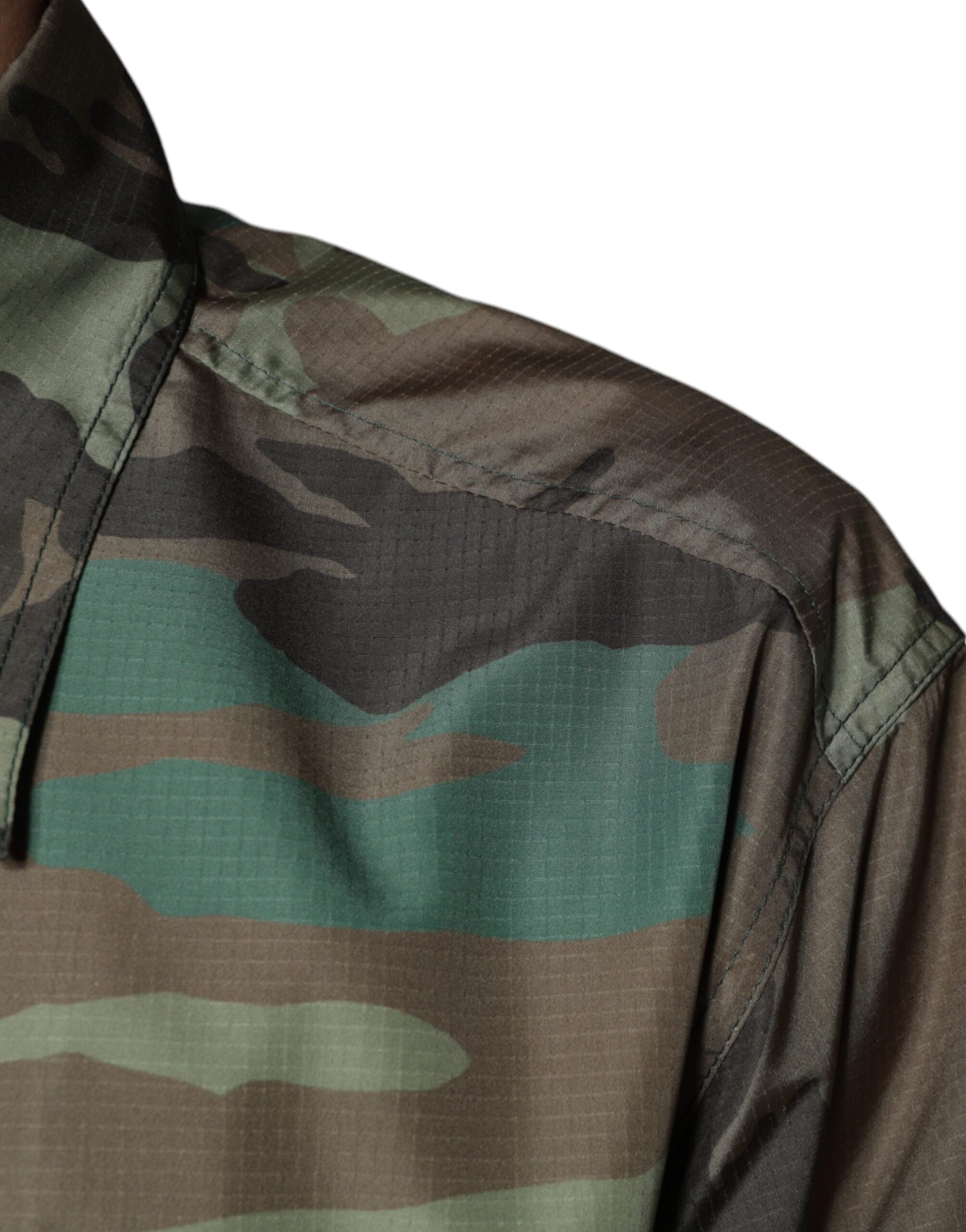 Chemise à boutons Dolce & Gabbana multicolore camouflage, style décontracté et tendance, visible en gros plan.