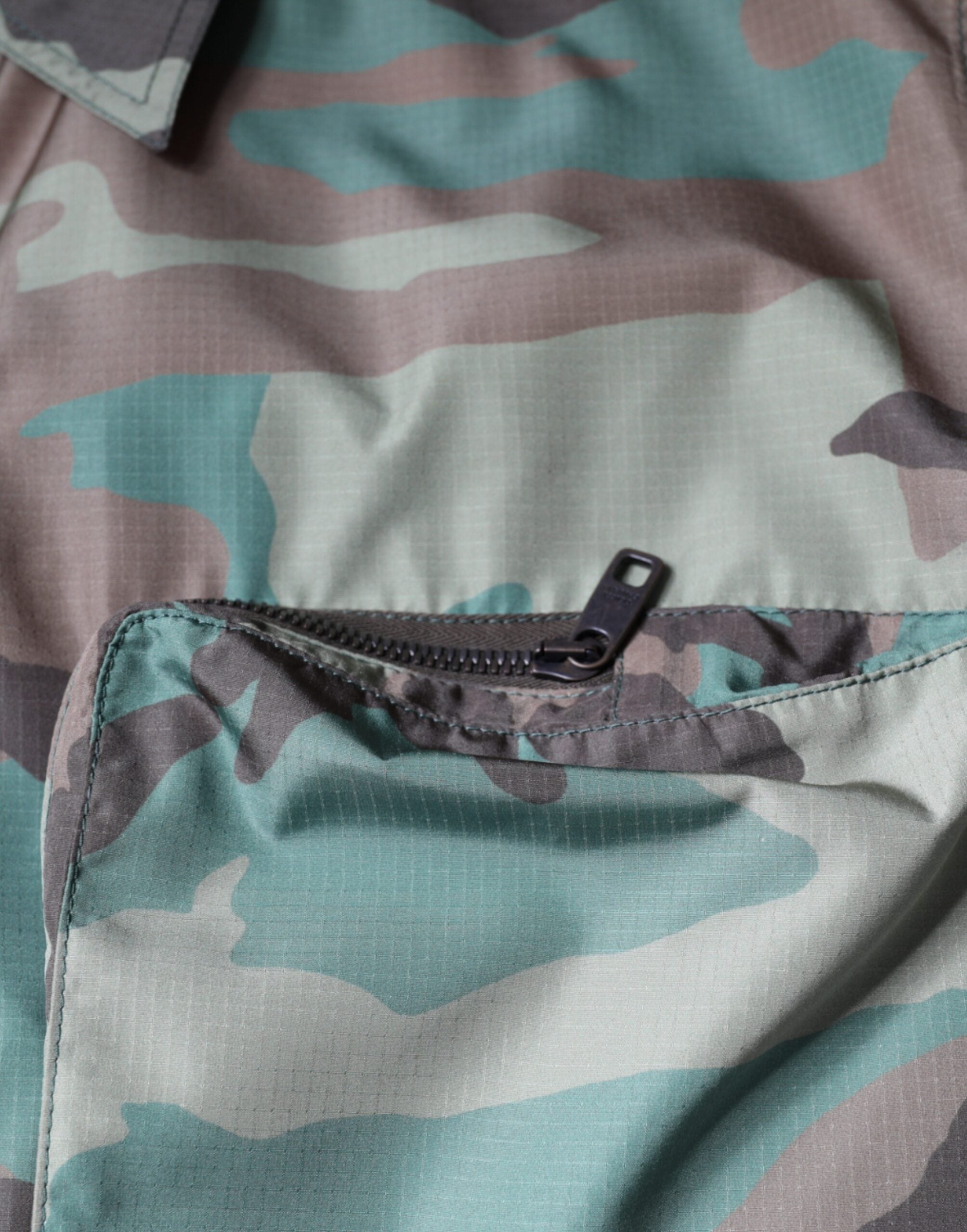 Chemise à boutons Dolce & Gabbana camouflage multicolore, style élégant, vue de face, tissu léger et motif tendance.