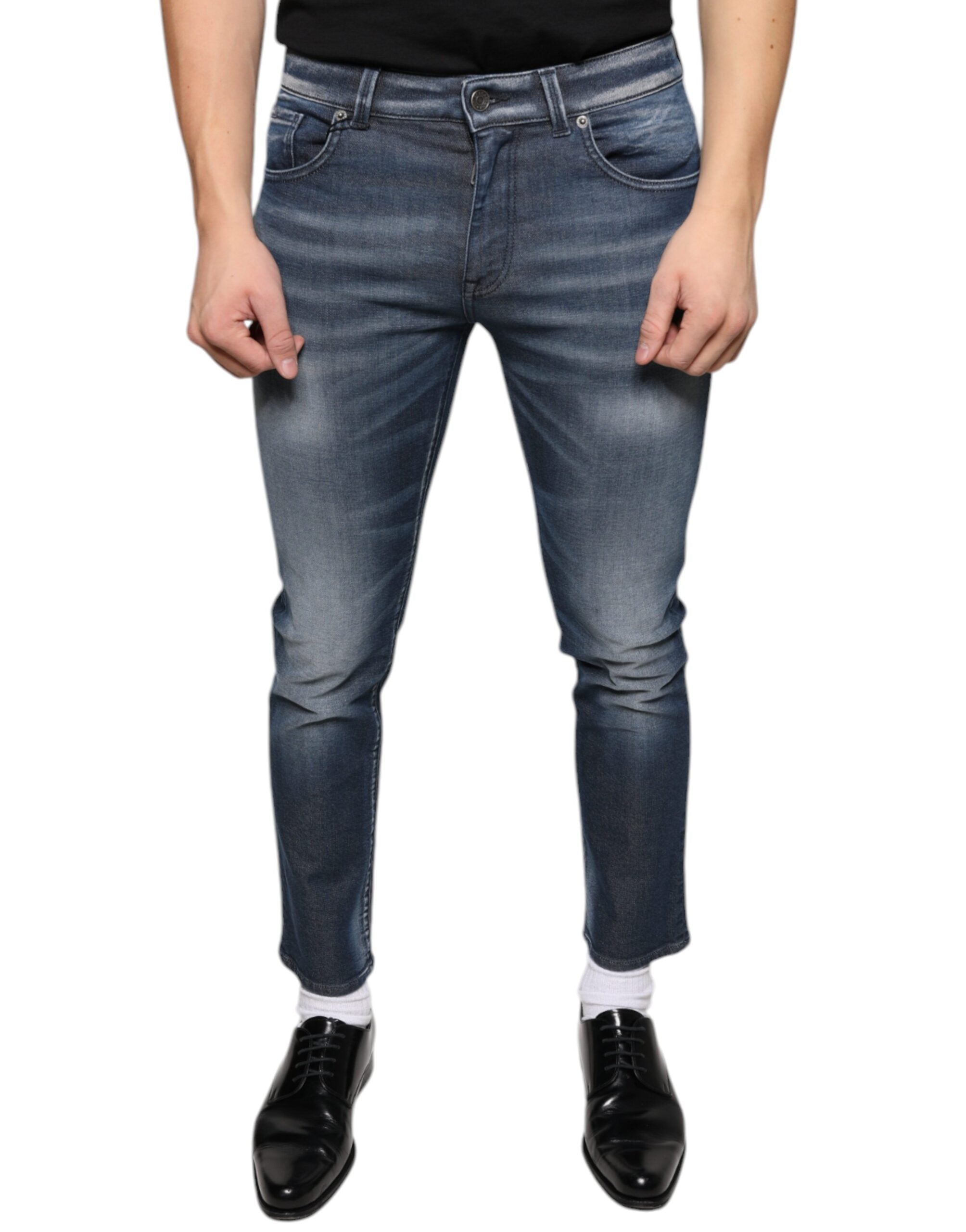 Jeans skinny en denim en coton lavé bleu foncé de Dolce & Gabbana, ajustés et modernes, visibles en gros plan.