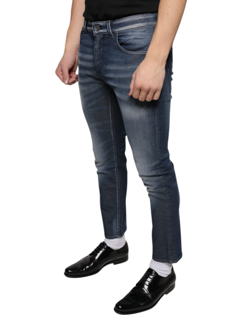 Jeans slim en denim coton délavé bleu foncé de Dolce & Gabbana, coupe skinny, visibles avec coutures et poches arrière.