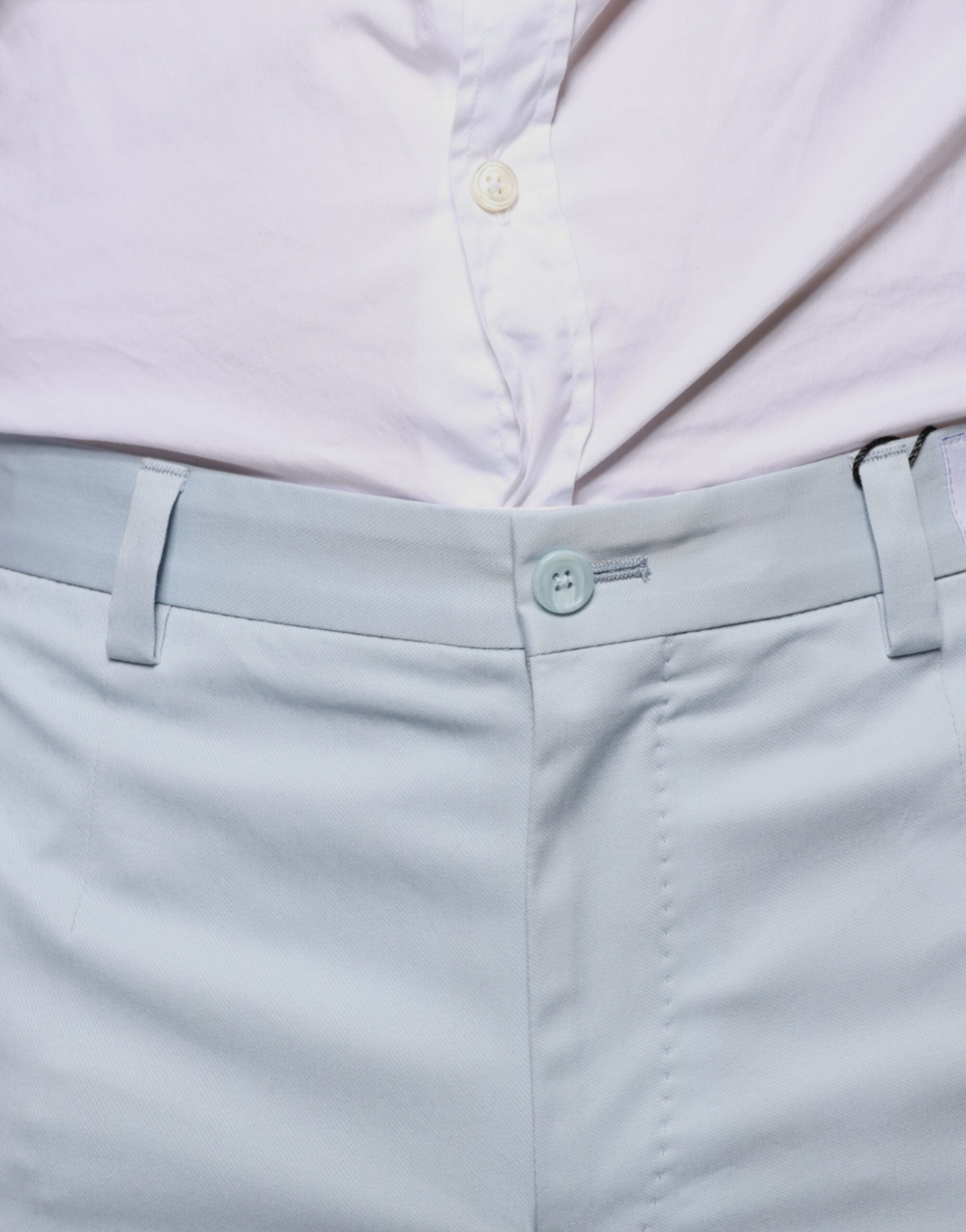 Pantalons en coton Light Blue de Dolce & Gabbana, style décontracté avec coupe classique, visibles sur le mannequin.