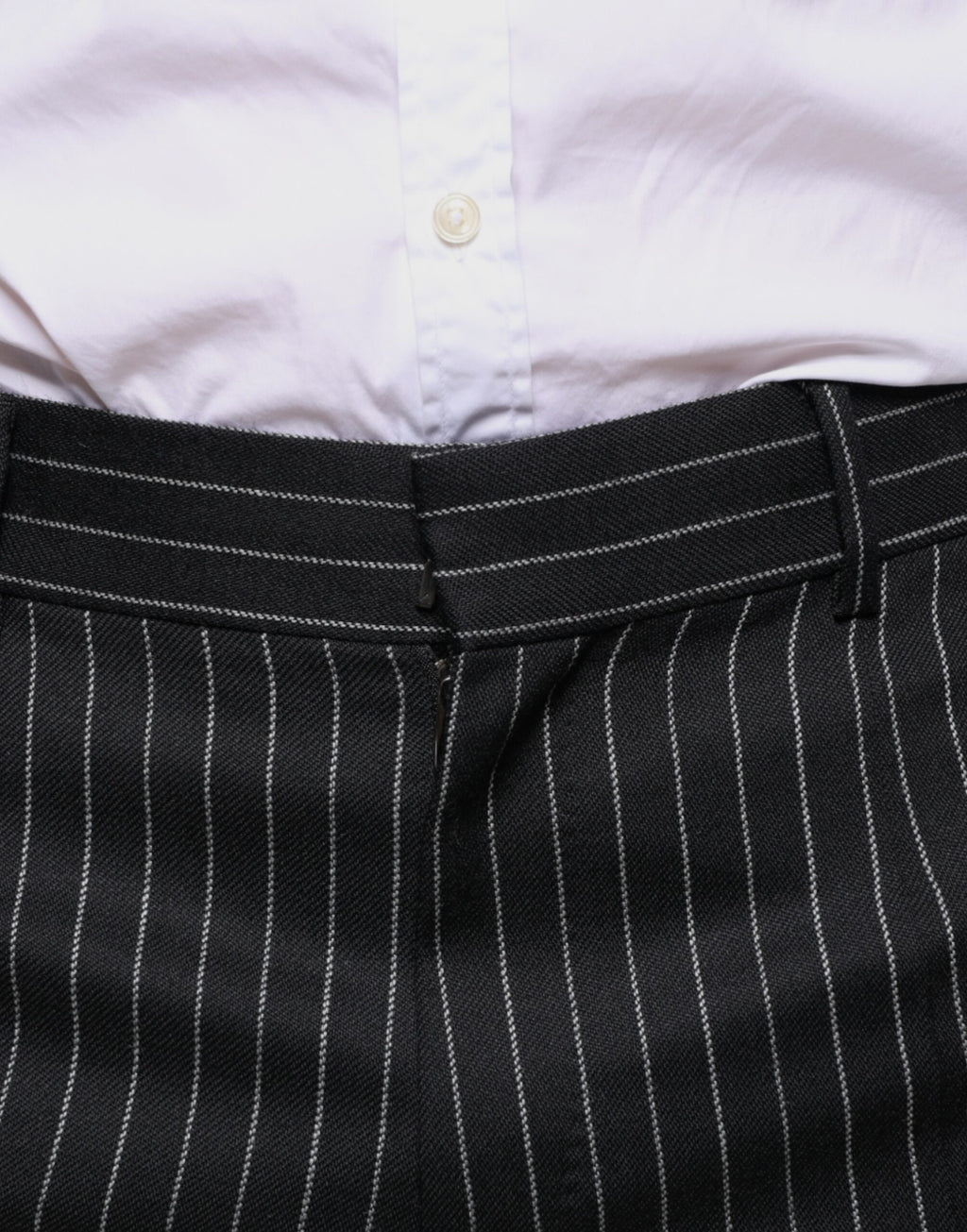Pantalon homme Dolce & Gabbana noir à rayures fines, coupe slim, parfait pour une tenue élégante et moderne.
