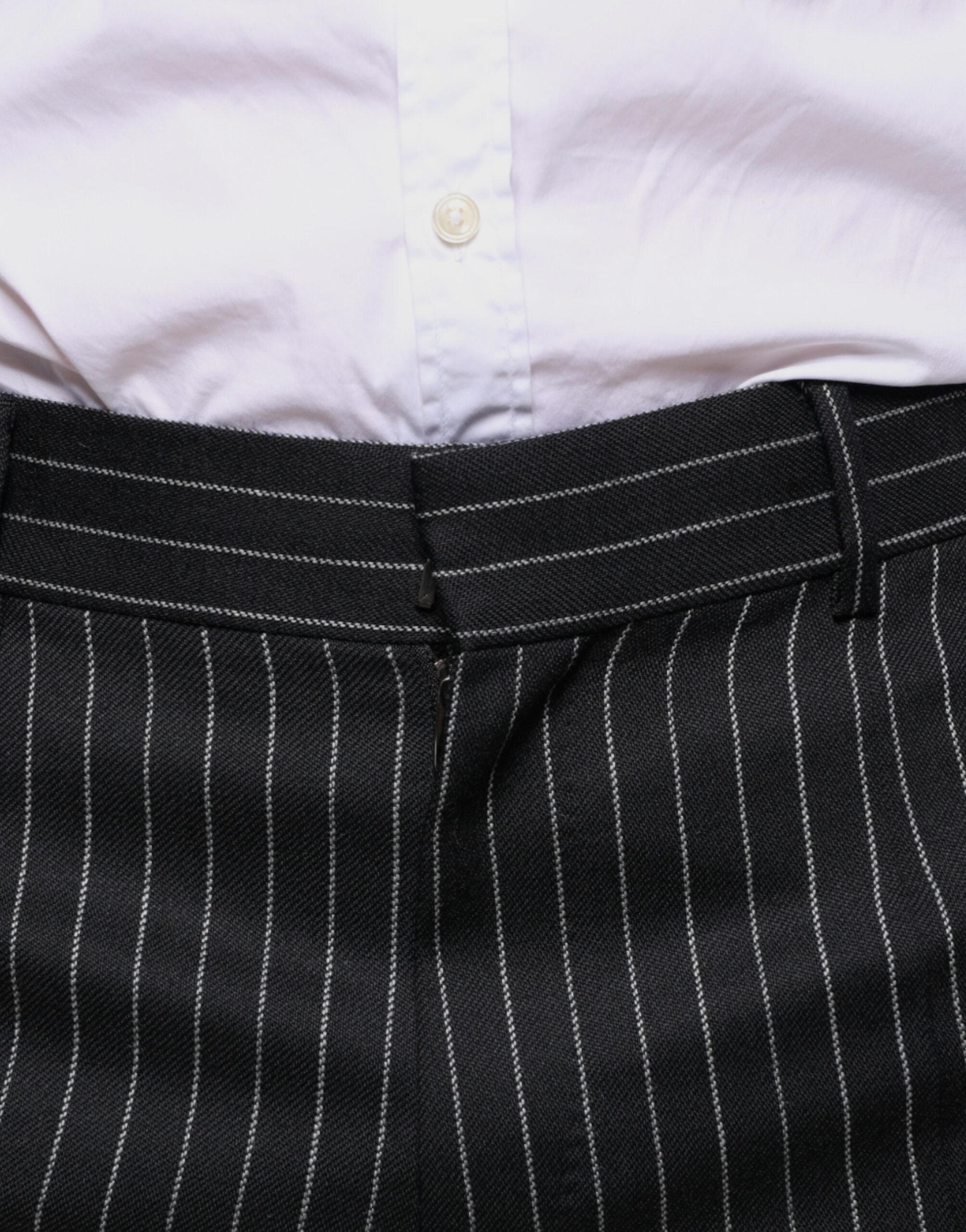 Pantalon homme Dolce & Gabbana noir à rayures fines, coupe slim, parfait pour une tenue élégante et moderne.