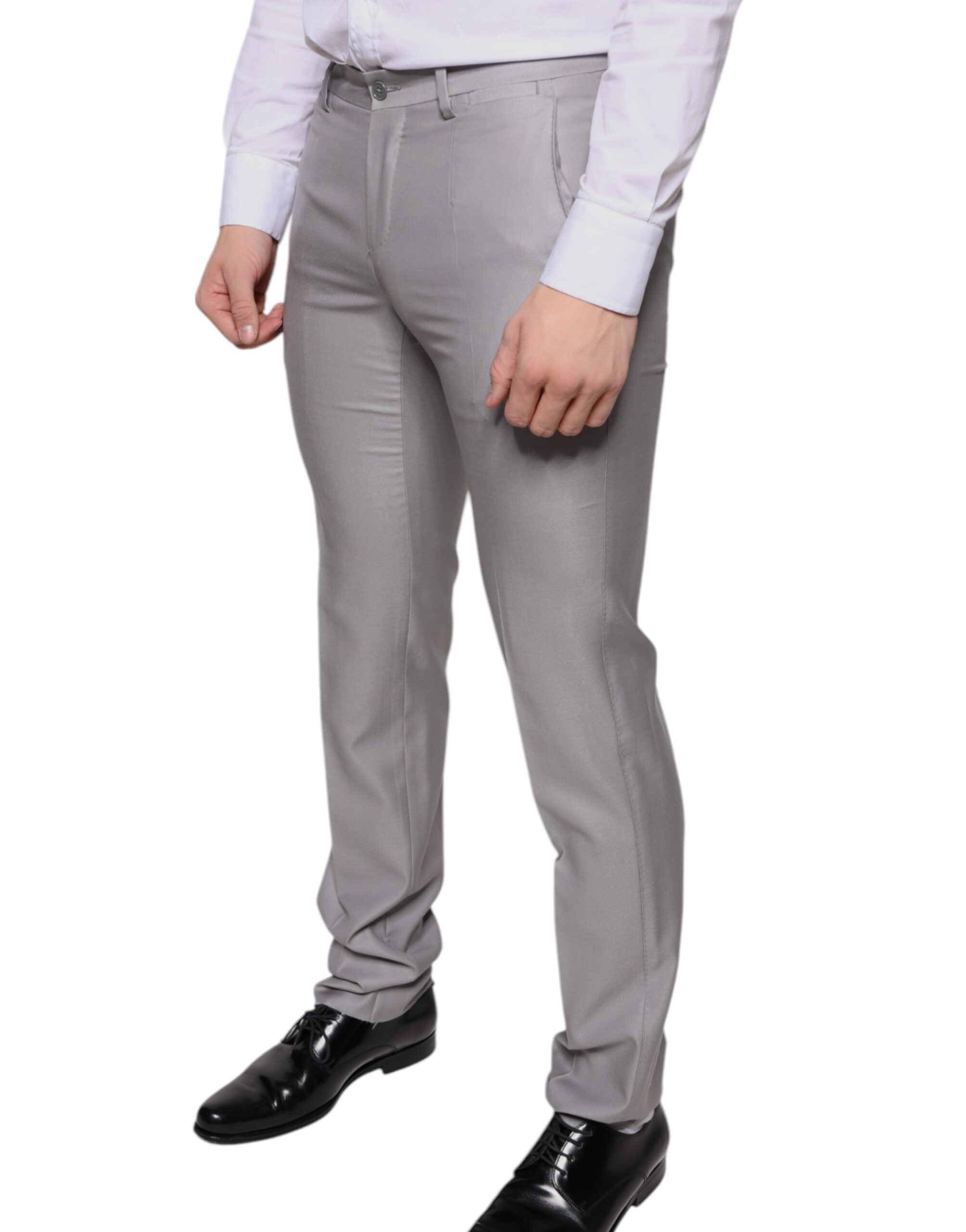Pantalon en laine gris clair de Dolce & Gabbana pour homme, coupe classique et élégant, porté sur un mannequin.