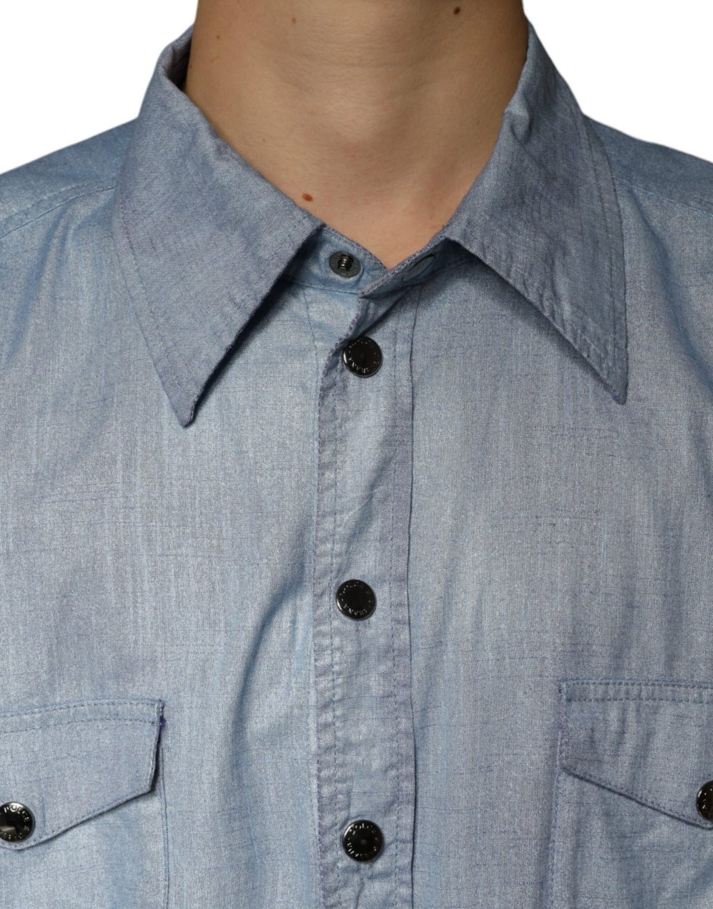 Chemise décontractée en coton Dolce & Gabbana Light Blue avec boutons, style casual, visible en détail dans l'image.