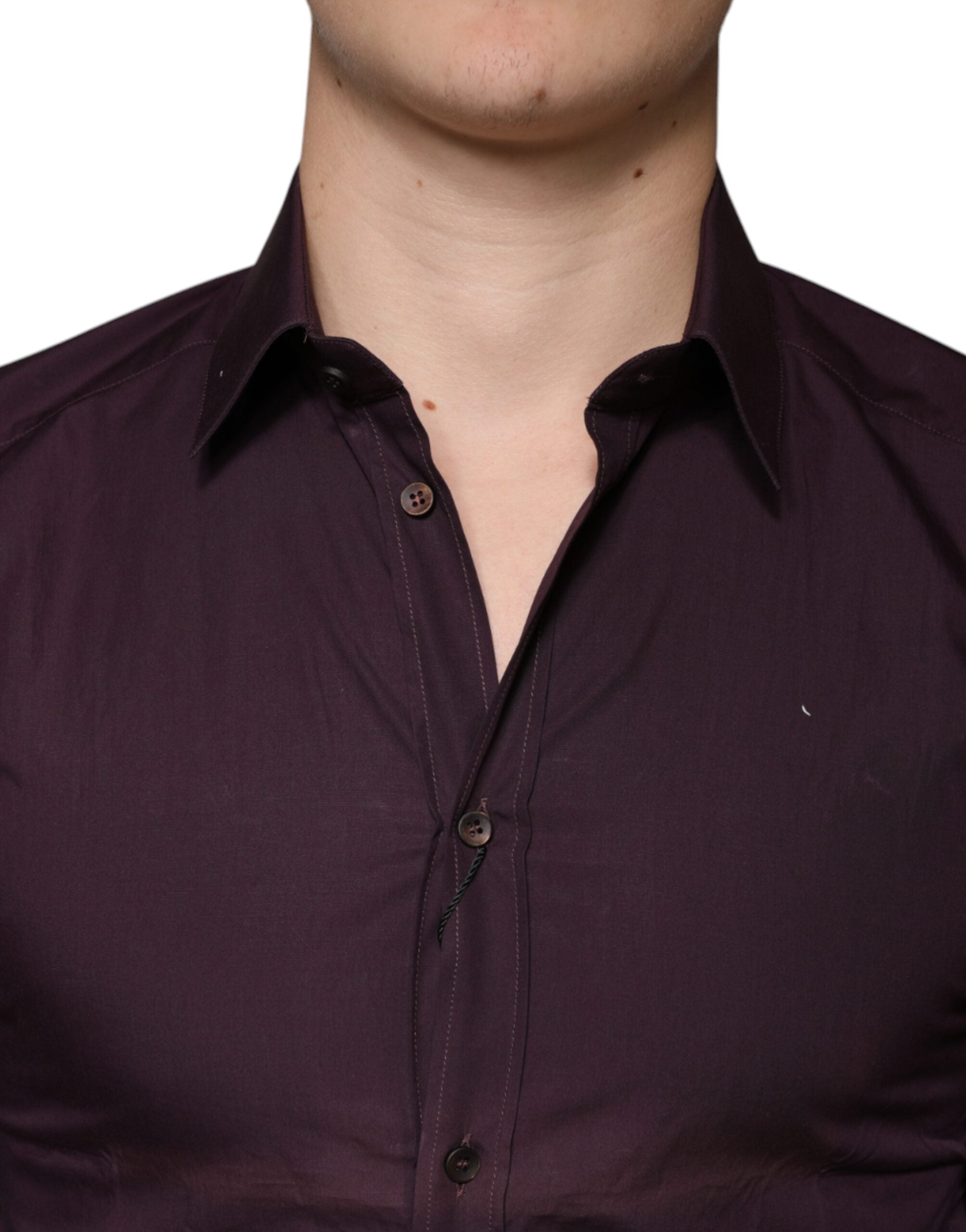 Chemise formelle Dolce & Gabbana en coton violet foncé avec détails dorés pour homme, vue en gros plan.