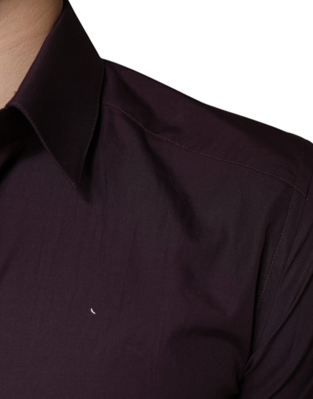 Chemise formelle Dolce & Gabbana en coton violet foncé avec détails dorés pour homme, vêtement élégant et sophistiqué.