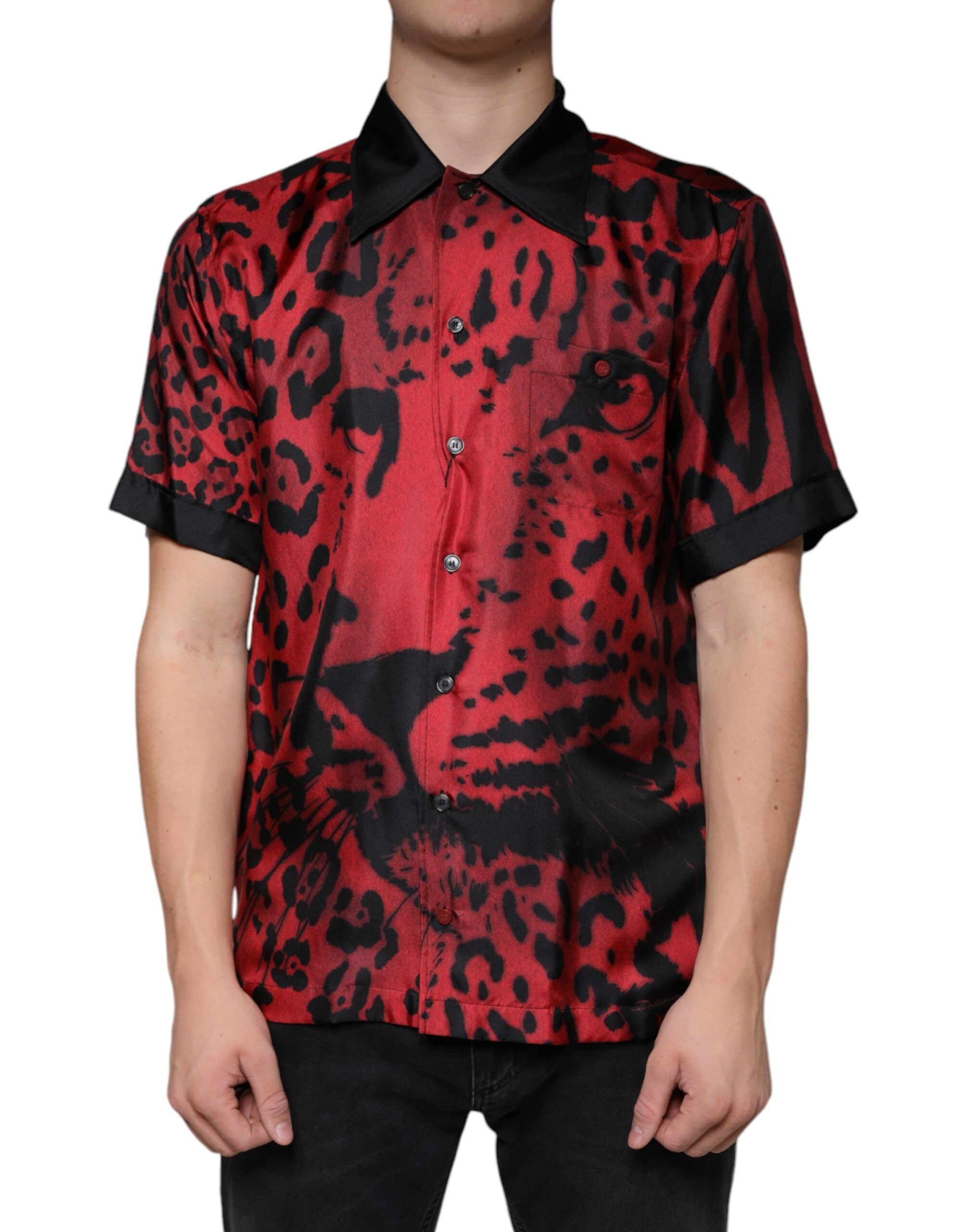 Chemise décontractée en soie à boutons Dolce & Gabbana avec motif léopard rouge et détails élégants.