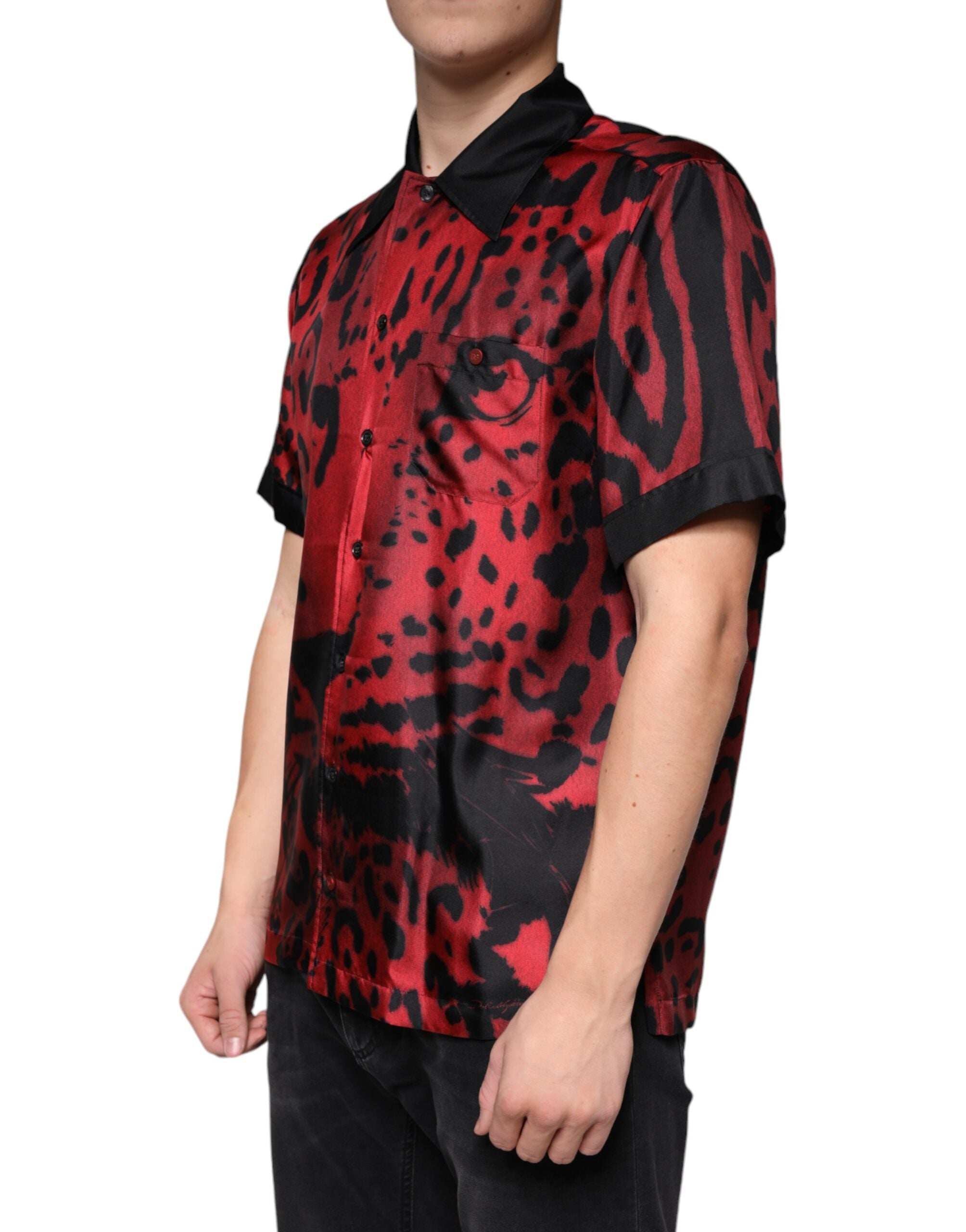 Chemise décontractée en soie rouge à imprimé léopard Dolce & Gabbana, boutons et style casual.
