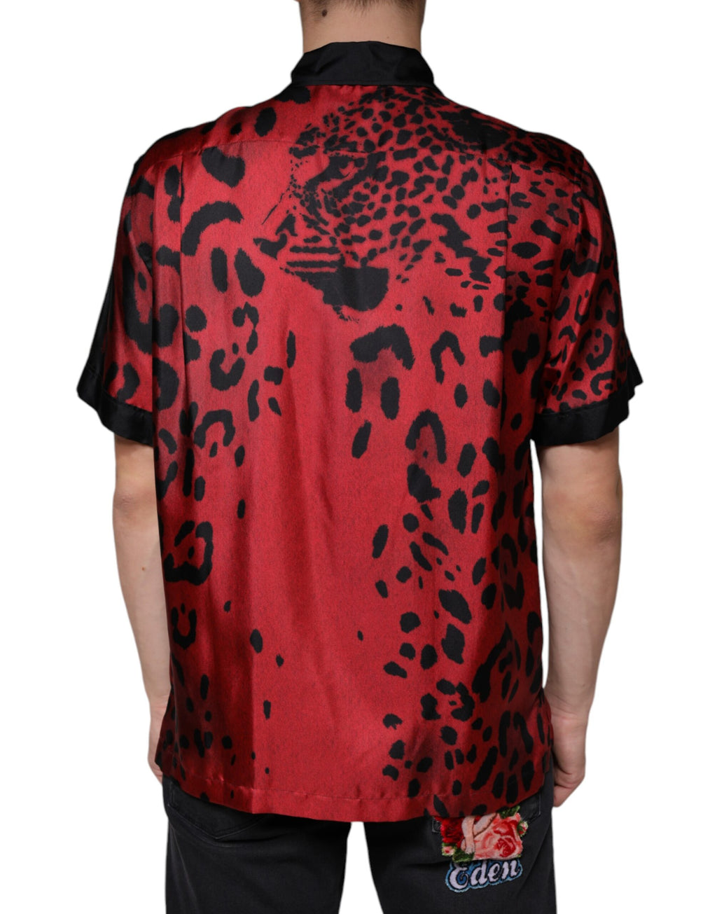 Chemise décontractée en soie à boutons Dolce & Gabbana, motif léopard rouge, style élégant et confortable.