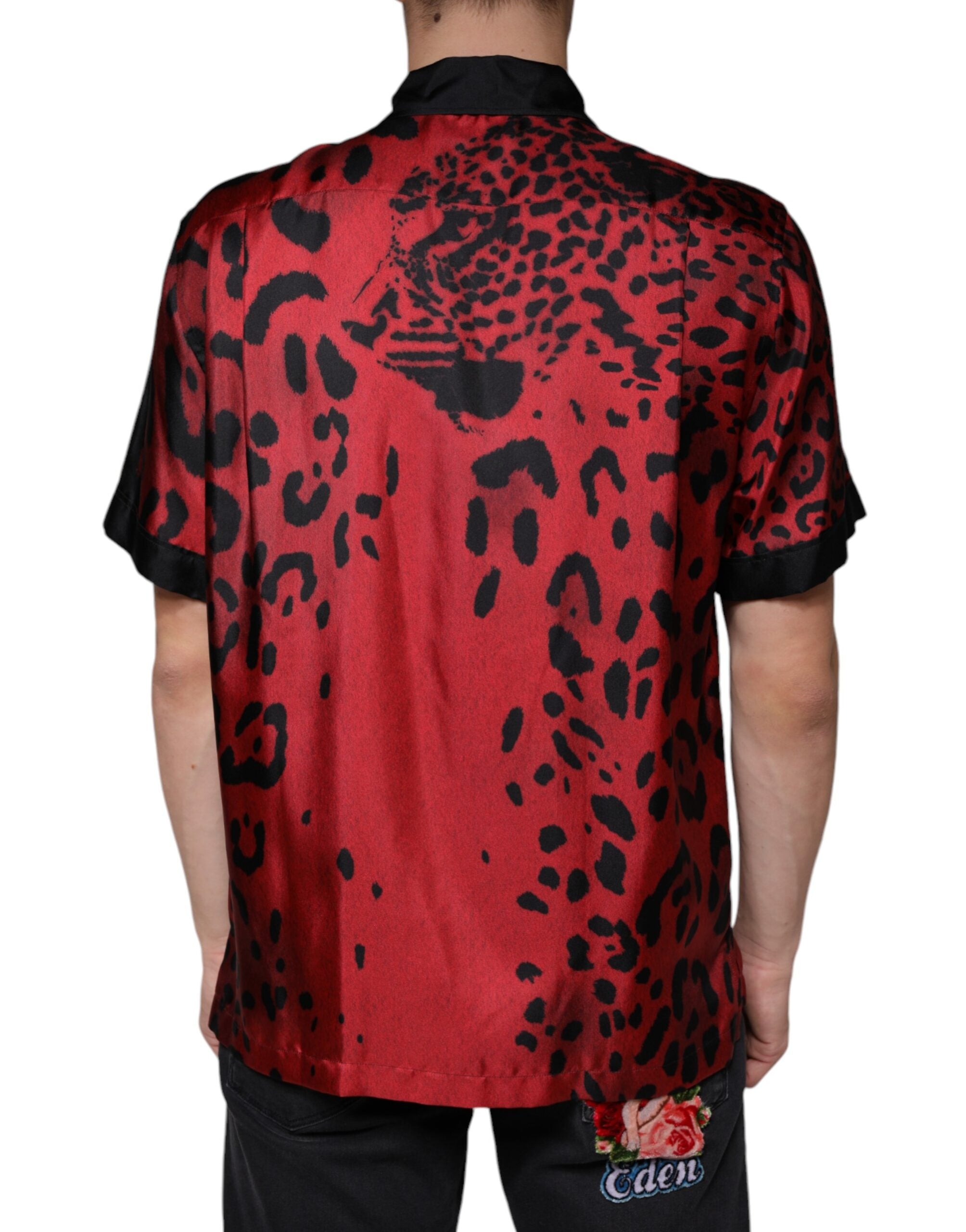 Chemise décontractée en soie à boutons Dolce & Gabbana, motif léopard rouge, style élégant et confortable.
