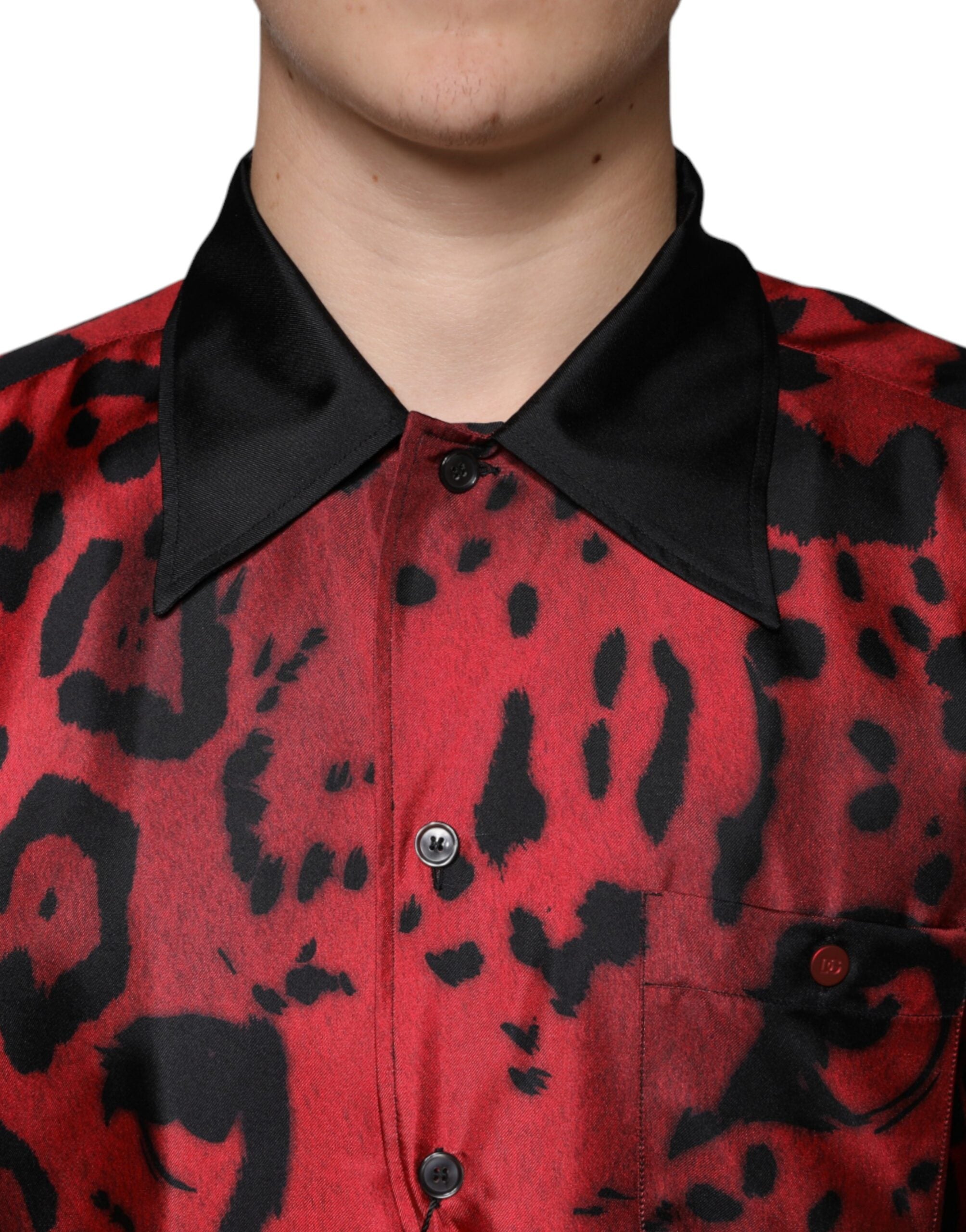 Chemise décontractée en soie rouge à imprimé léopard de Dolce & Gabbana, boutons et style élégant.
