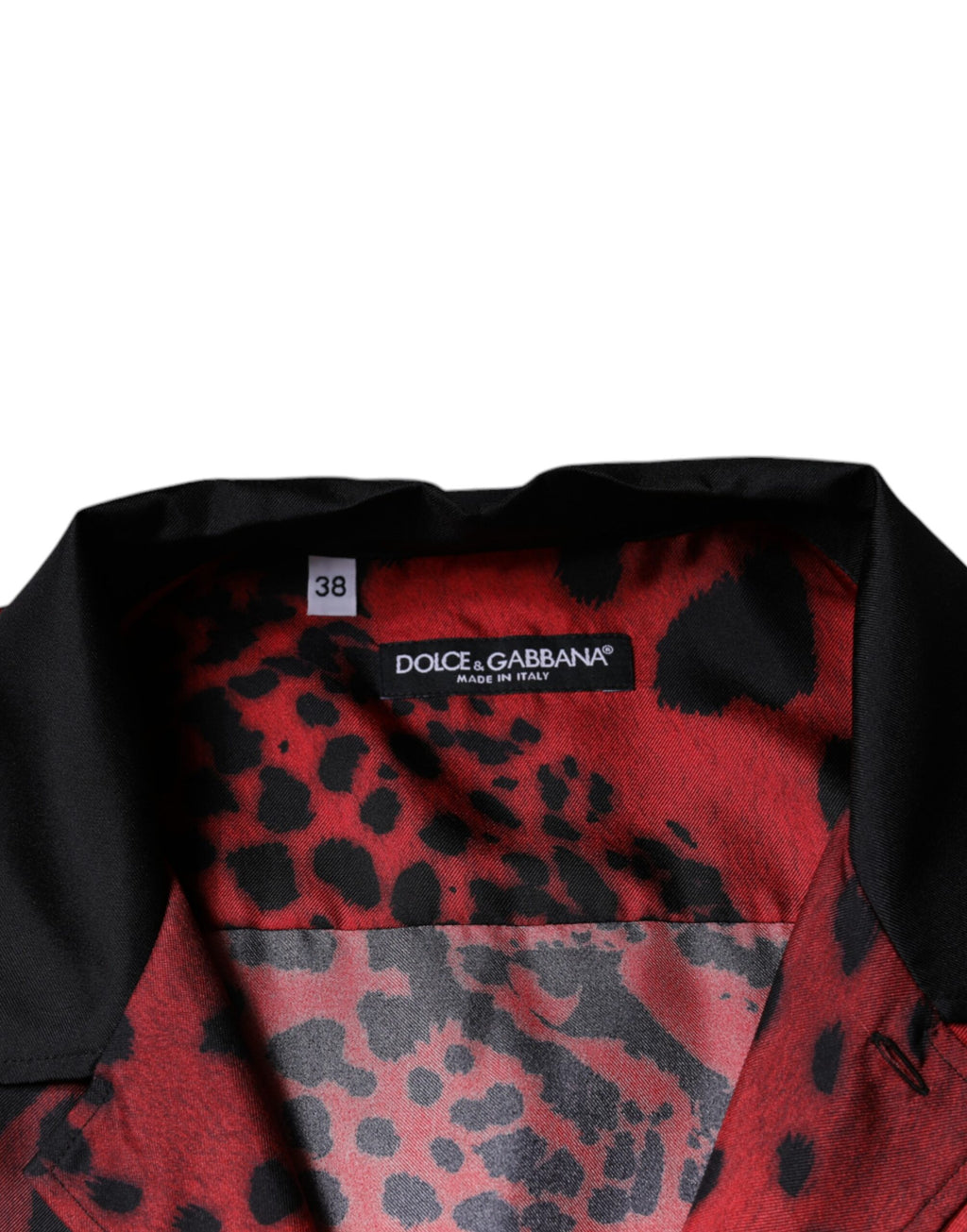 Chemise décontractée en soie à boutons Dolce & Gabbana, rouge avec motif léopard, style casual et élégant.