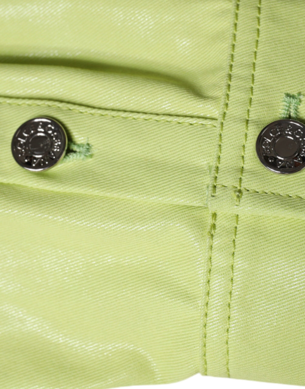 Chemise à manches longues en coton vert de homme Dolce & Gabbana avec col et boutons, vue de face.