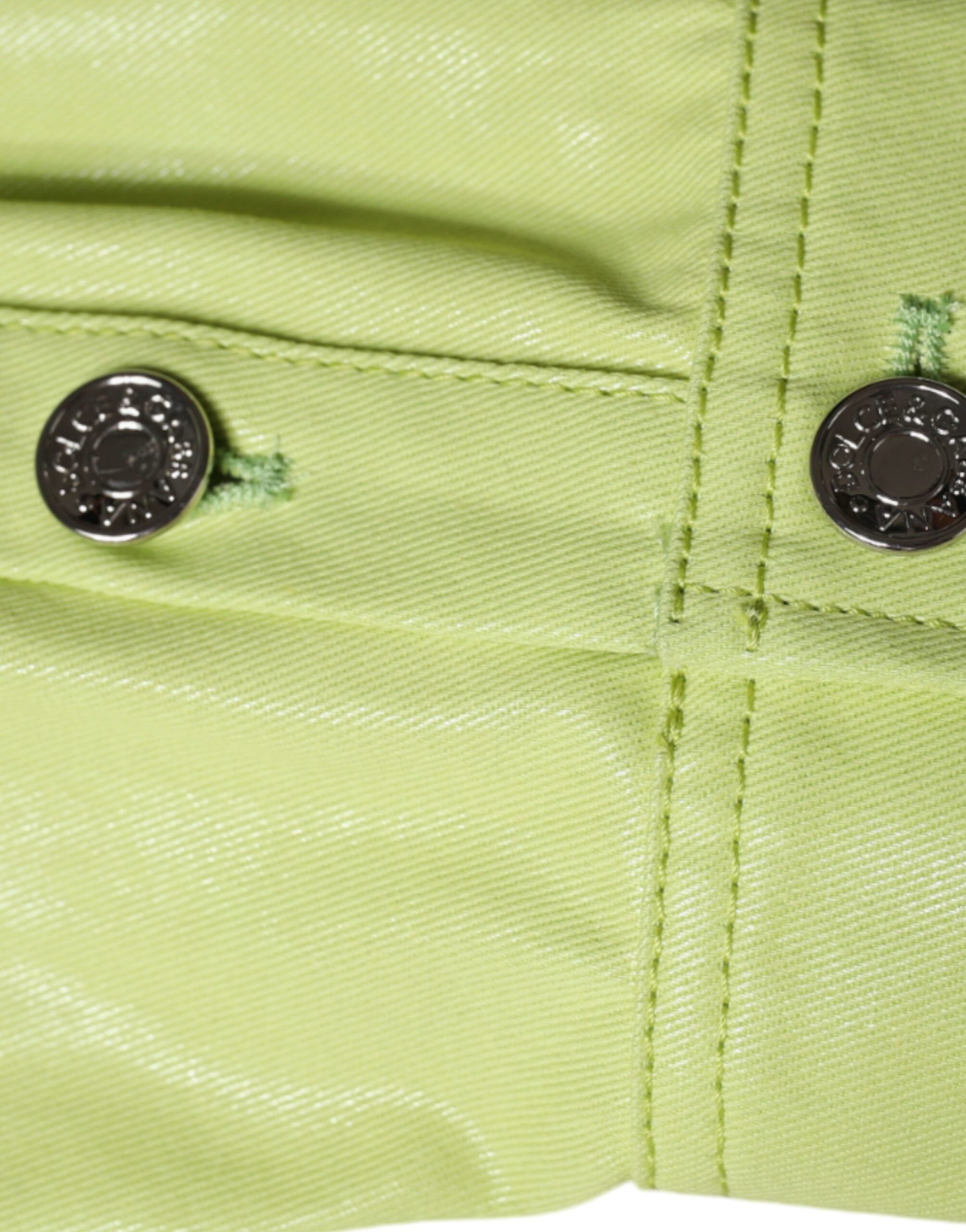 Chemise à manches longues en coton vert de homme Dolce & Gabbana avec col et boutons, vue de face.
