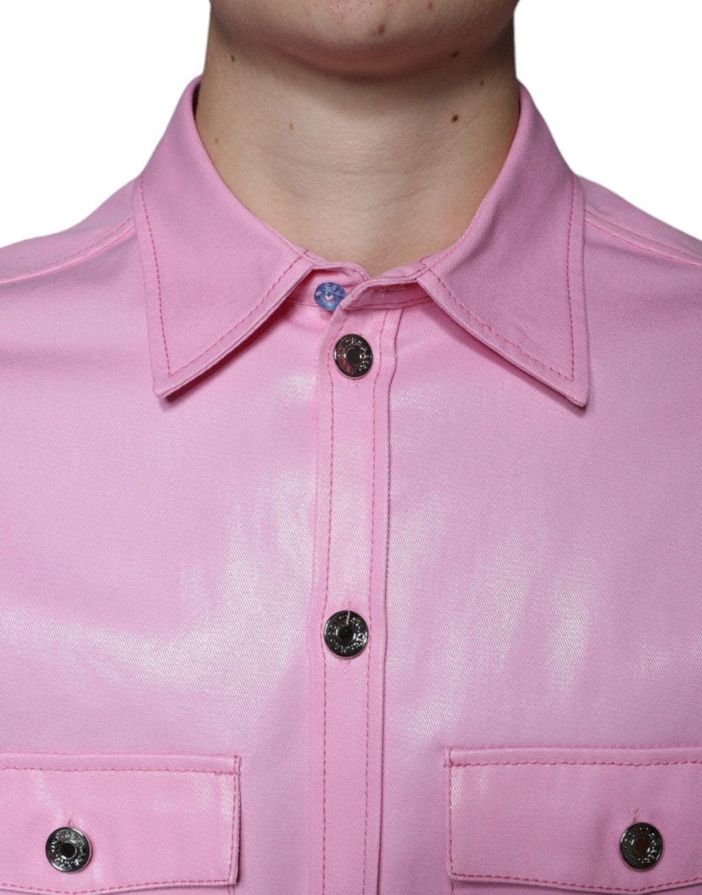 Chemise col boutonné en coton rose Dolce & Gabbana, vue détaillée du haut avec col et boutons visibles.