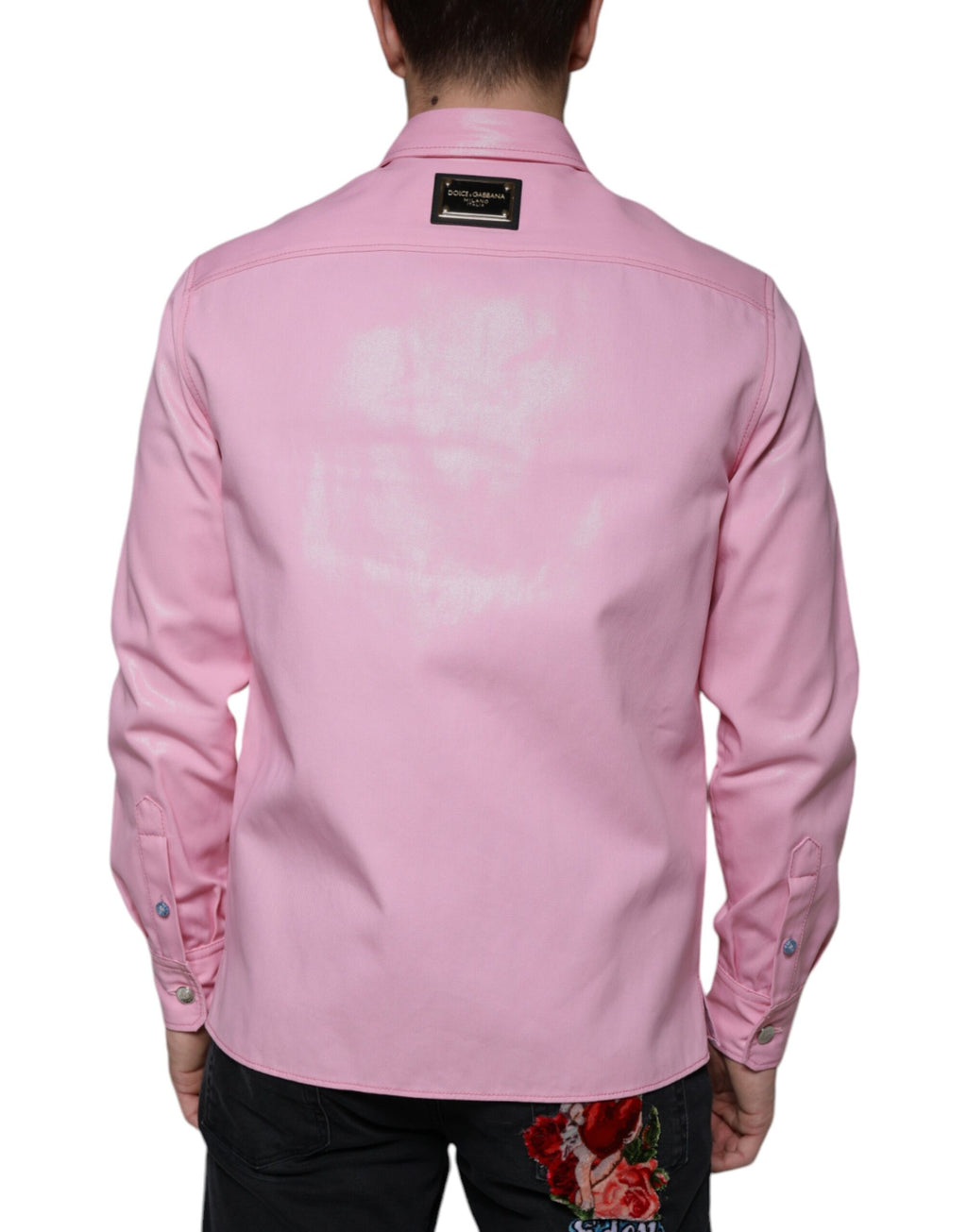 Chemise rose en coton Dolce & Gabbana avec col et boutons, portée élégante et décontractée.