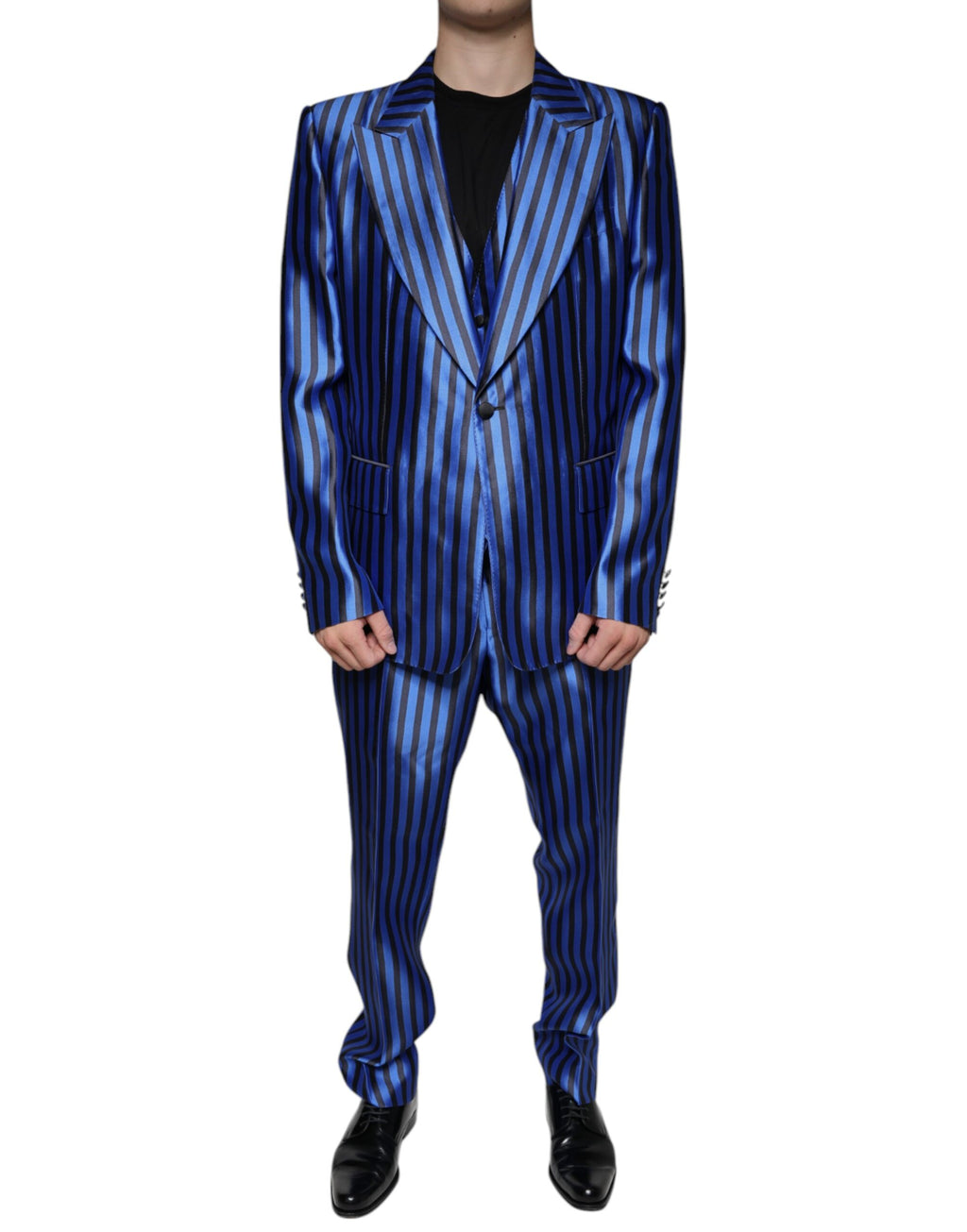Costume formel trois pièces Dolce & Gabbana avec rayures bleues métalliques, veste, pantalon et gilet élégants.