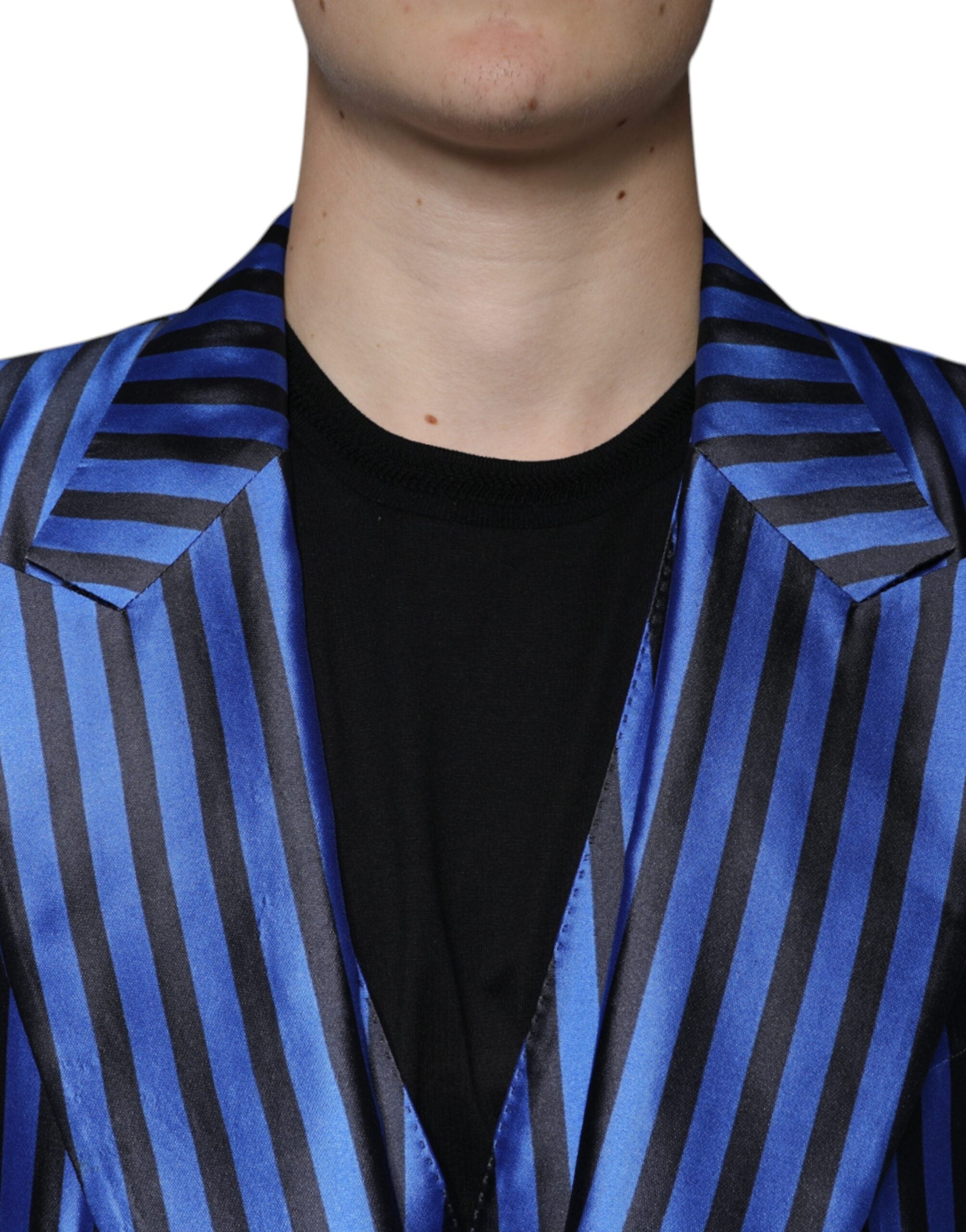 Costume formel trois pièces Dolce & Gabbana à rayures métalliques bleues, veste, pantalon et gilet élégants.
