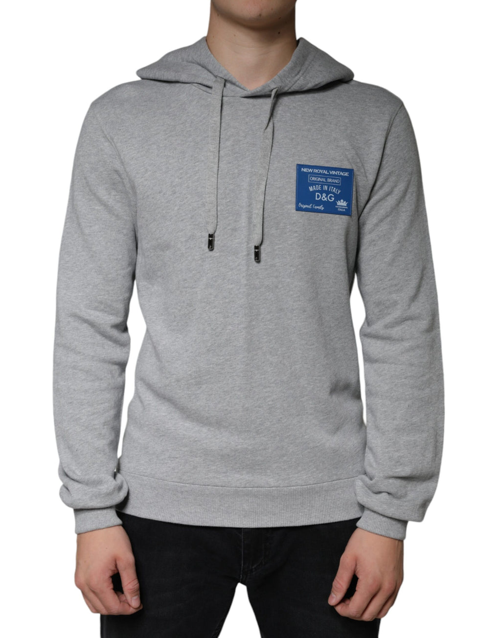 Sweat à capuche en coton gris Dolce & Gabbana avec logo imprimé, vue de face sur mannequin.