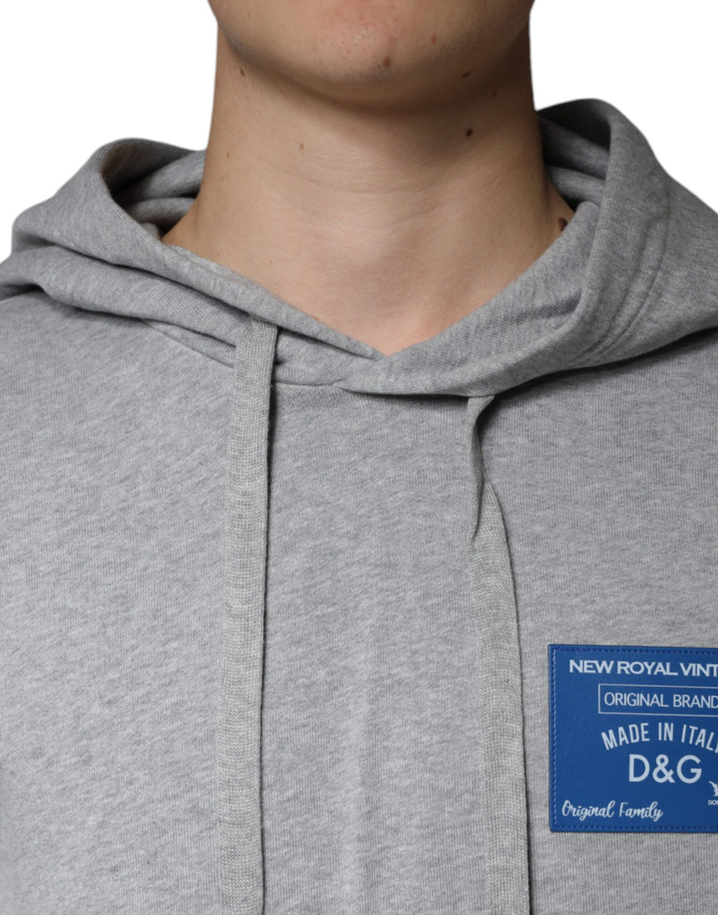 Sweat-shirt à capuche gris en coton Dolce & Gabbana avec logo, mode décontractée, vue de face.
