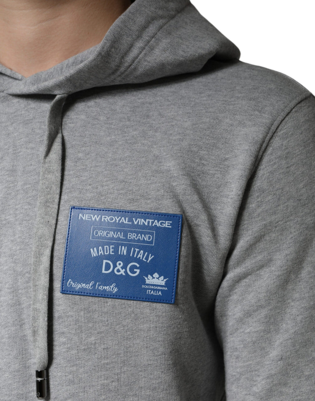Sweat à capuche gris en coton Dolce & Gabbana avec logo, doux et décontracté, porté sur un modèle.
