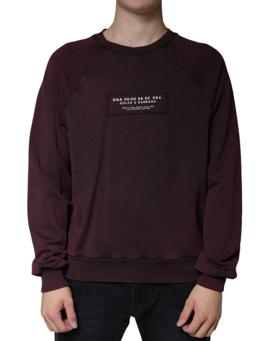 Sweatshirt homme Dolce & Gabbana logo rouge bordeaux à col rond, style décontracté et logo visible à l'avant.