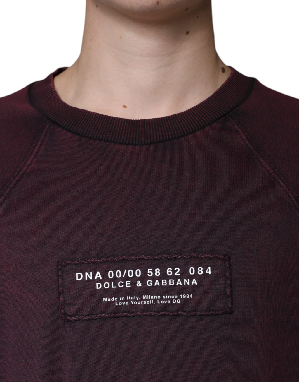 Sweatshirt homme Dolce & Gabbana logo rouge bordeaux, col rond, maille confortable, style décontracté et élégant.