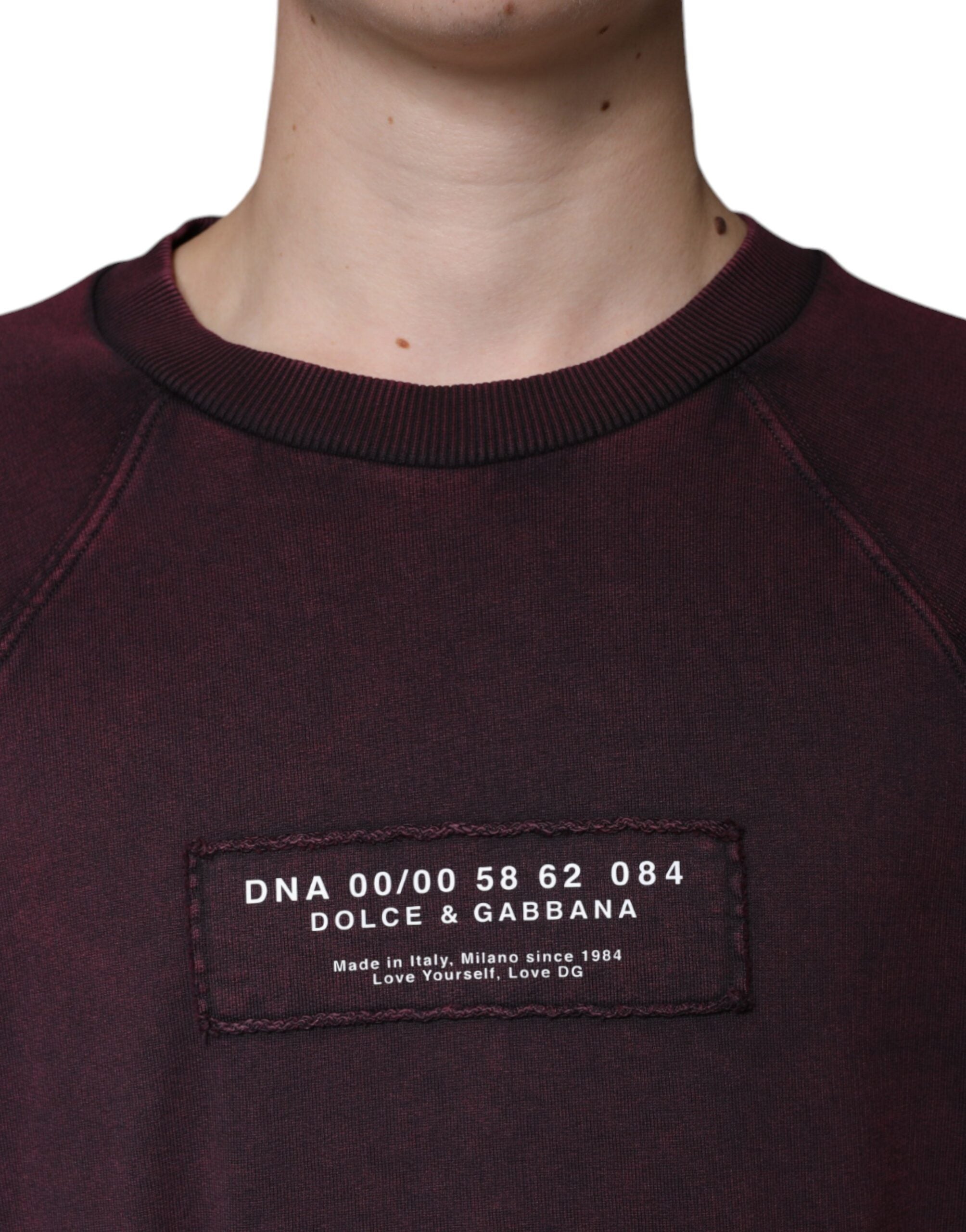 Sweatshirt homme Dolce & Gabbana logo rouge bordeaux, col rond, maille confortable, style décontracté et élégant.