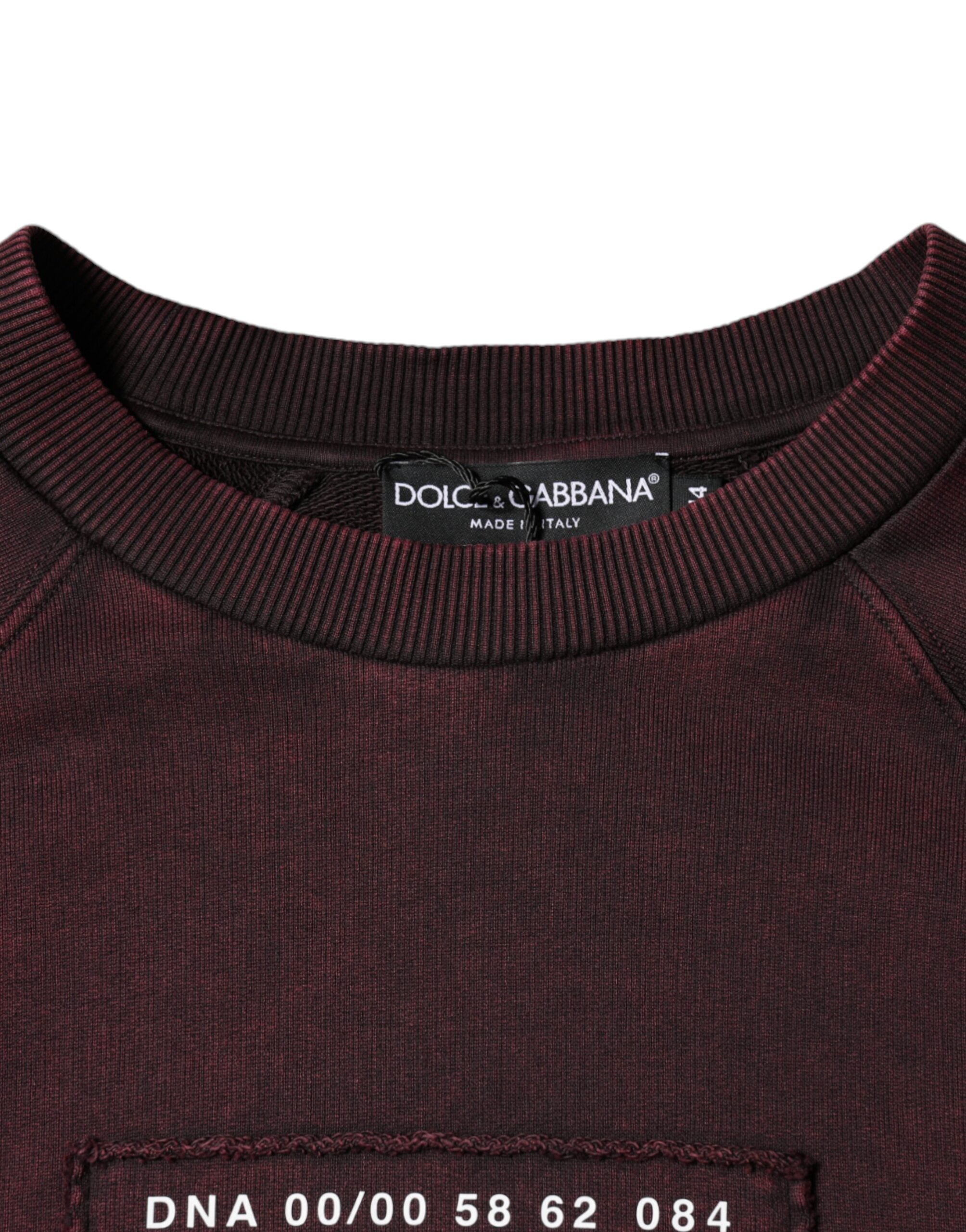 Sweat-shirt homme Dolce & Gabbana en bordeaux avec logo, col ras du cou et coupe décontractée, en tissu confortable.