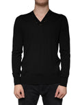 Pull noir Dolce & Gabbana en maille avec embellissements, col en V, porté sur un mannequin.