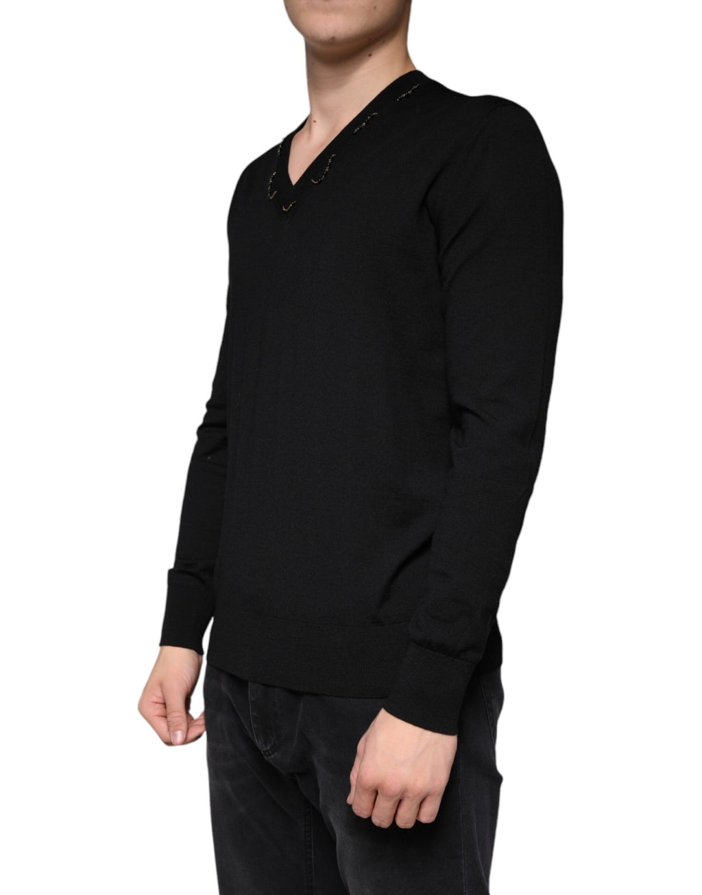 Pull noir Dolce & Gabbana à col en V orné de détails brillants, pull-over élégant avec finition raffinée.