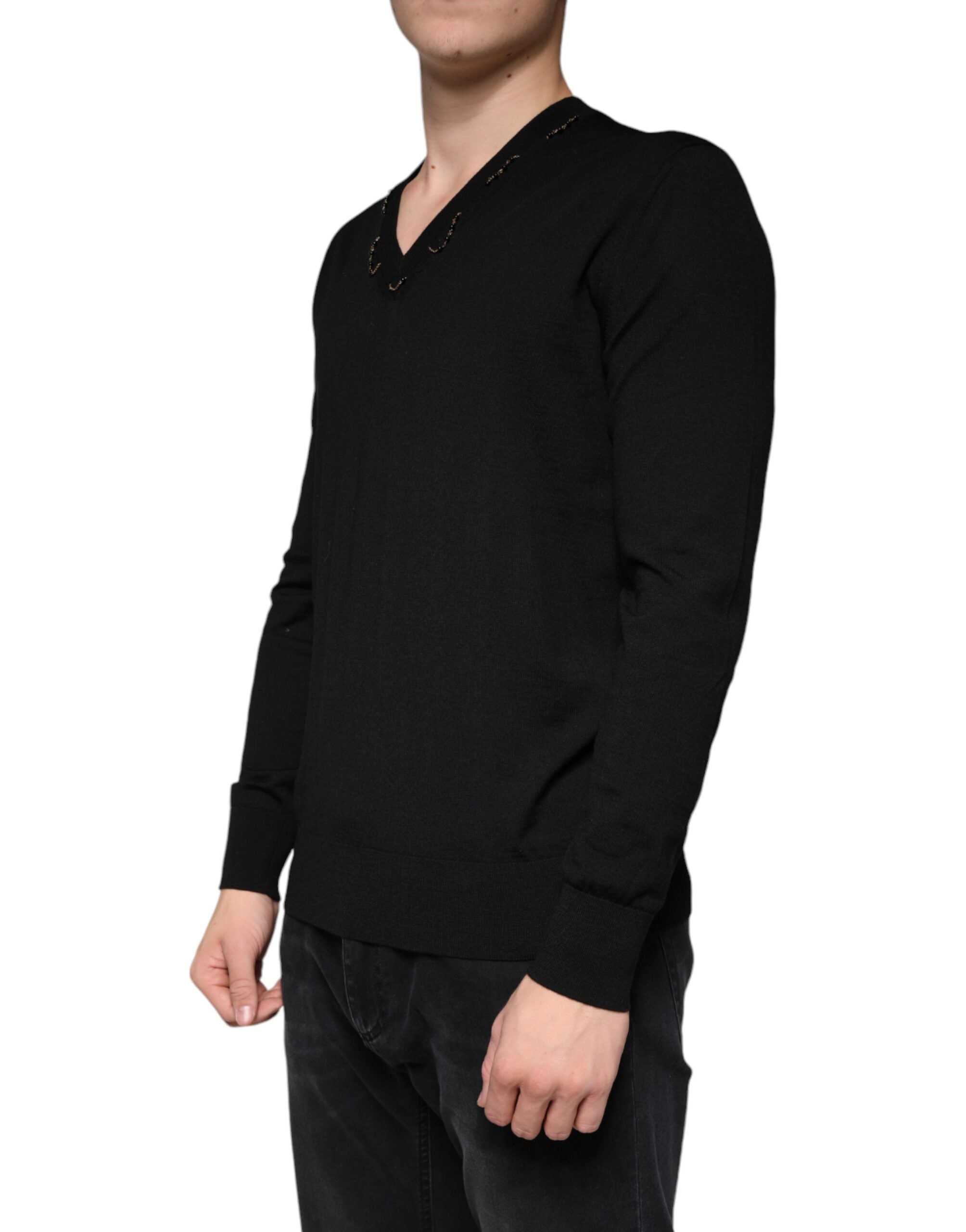 Pull noir Dolce & Gabbana à col en V orné de détails brillants, pull-over élégant avec finition raffinée.