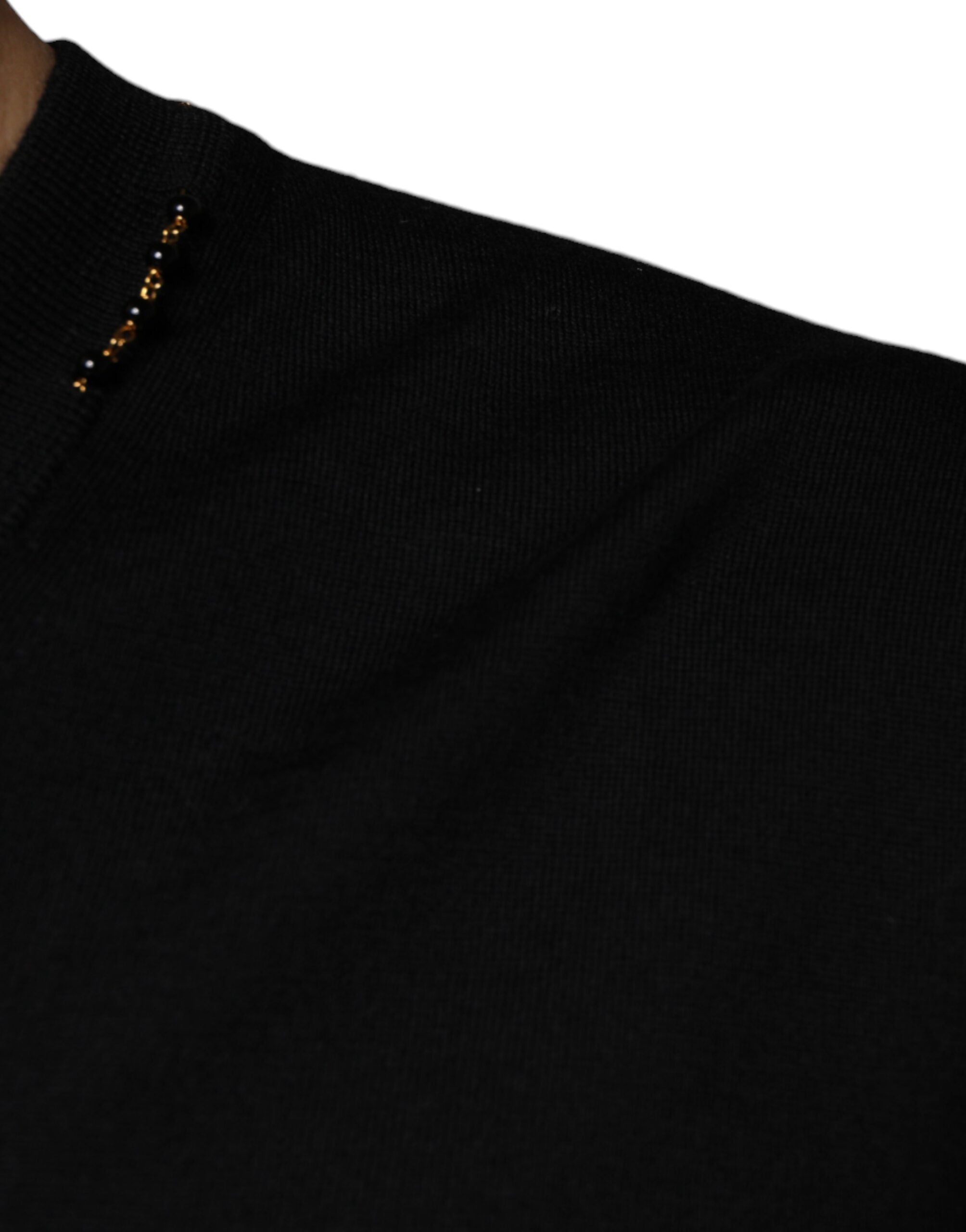 Pull en laine noir Dolce & Gabbana avec embellissements, col en V et coupe élégante, visible sur l'image.