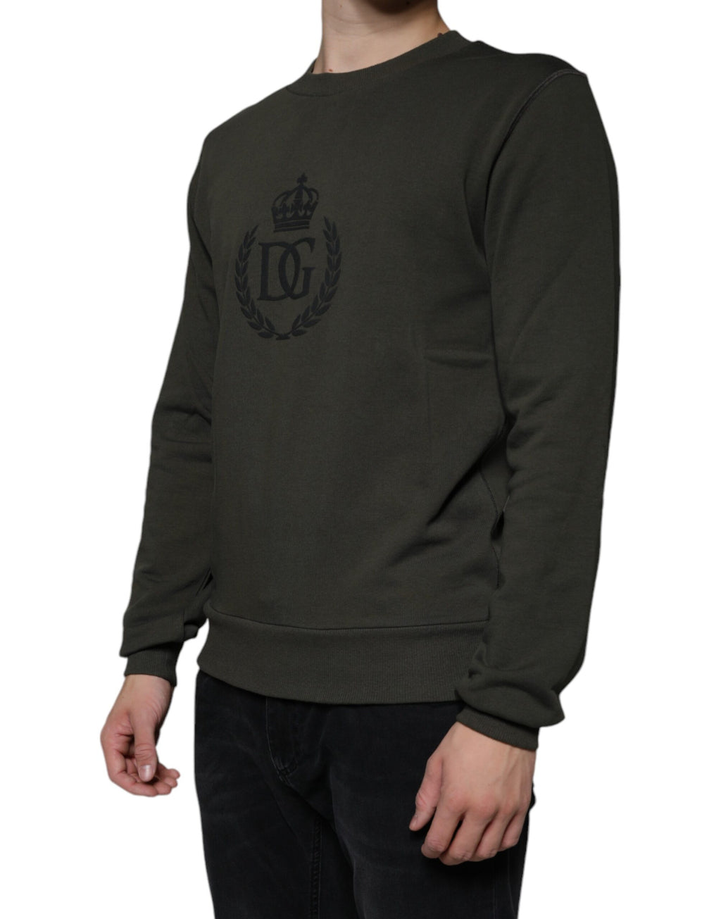 Pull en laine vert armée Dolce & Gabbana avec logo DG sur le col, vue de face, détail du col et texture du tissu.