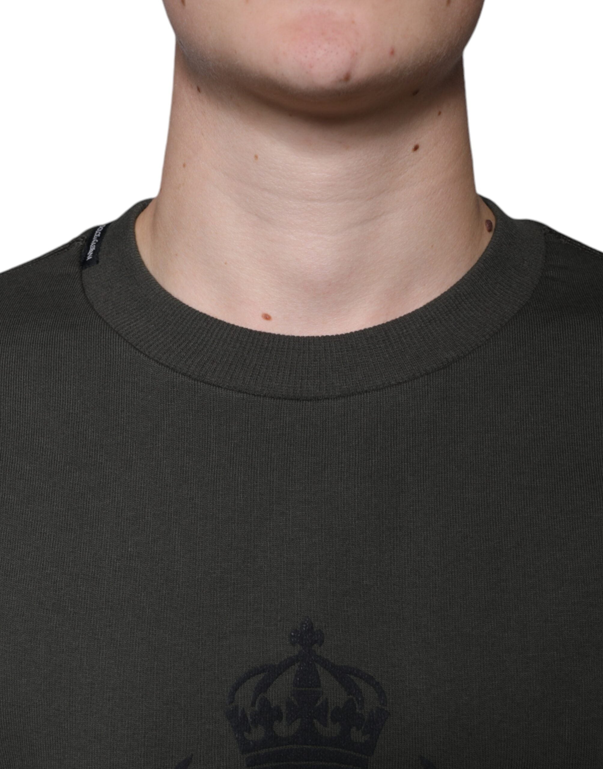 Pull-over Dolce & Gabbana vert armée avec logo DG en couronne sur le col, en maille confortable.