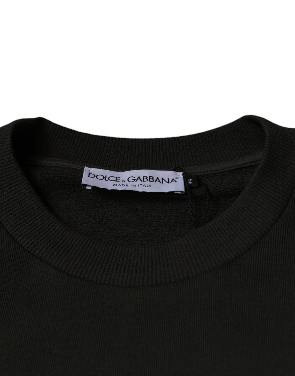 Pull en laine vert army Dolce & Gabbana avec logo DG sur le col, mannequin portant le pull à manches longues.