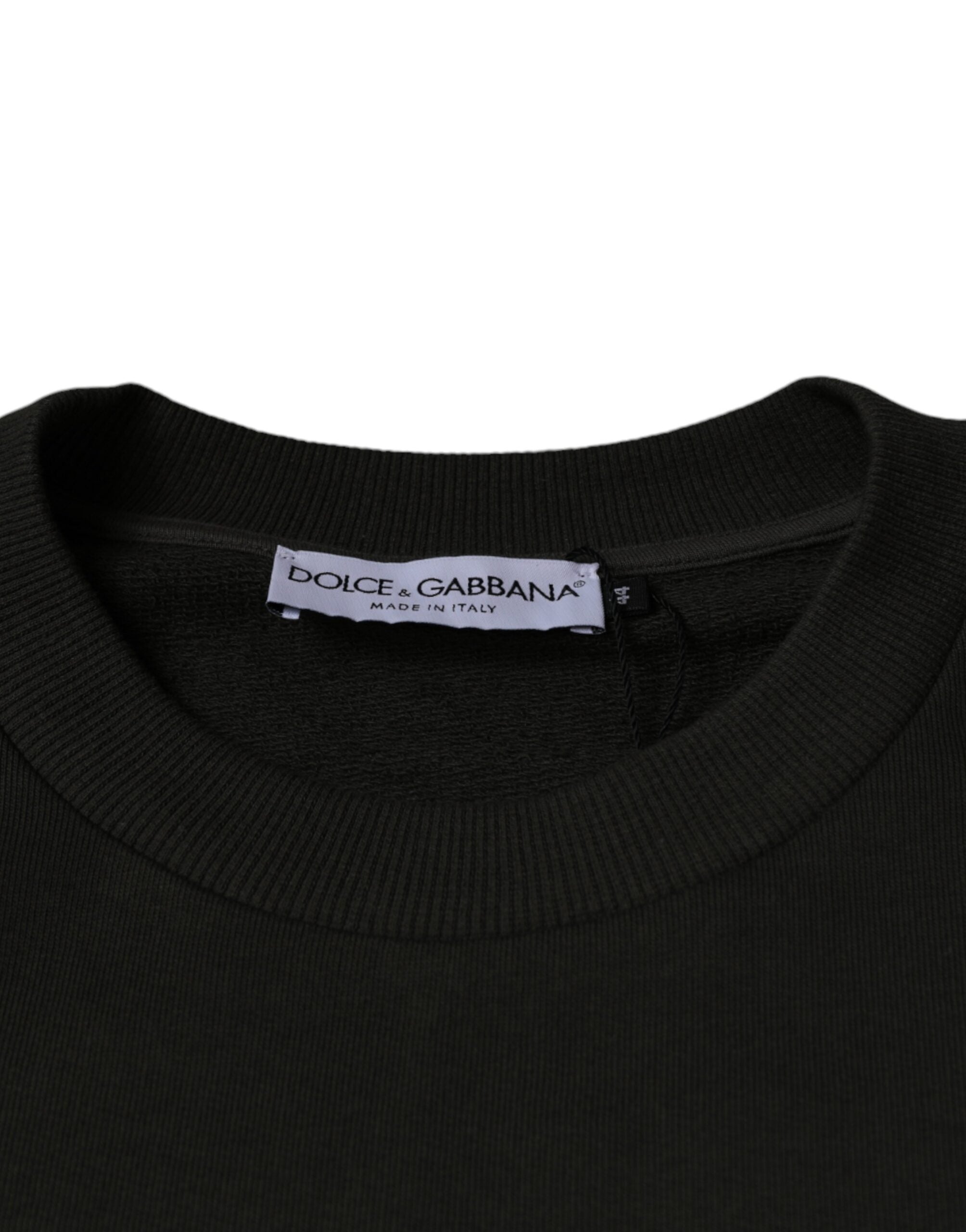 Pull en laine vert army Dolce & Gabbana avec logo DG sur le col, mannequin portant le pull à manches longues.