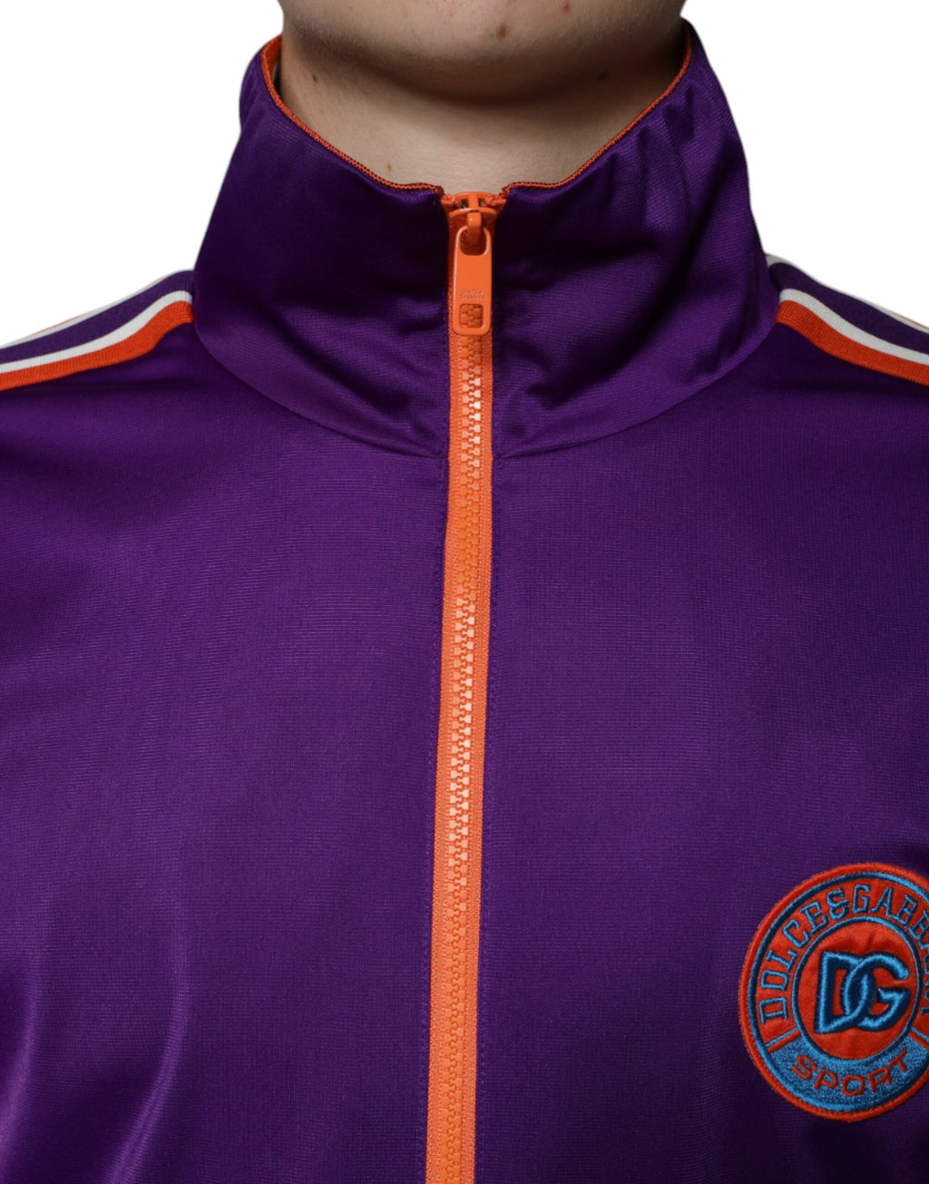 Pull à manches longues en polyester violet de Dolce & Gabbana avec fermeture éclair intégrale, style élégant et sophistiqué.