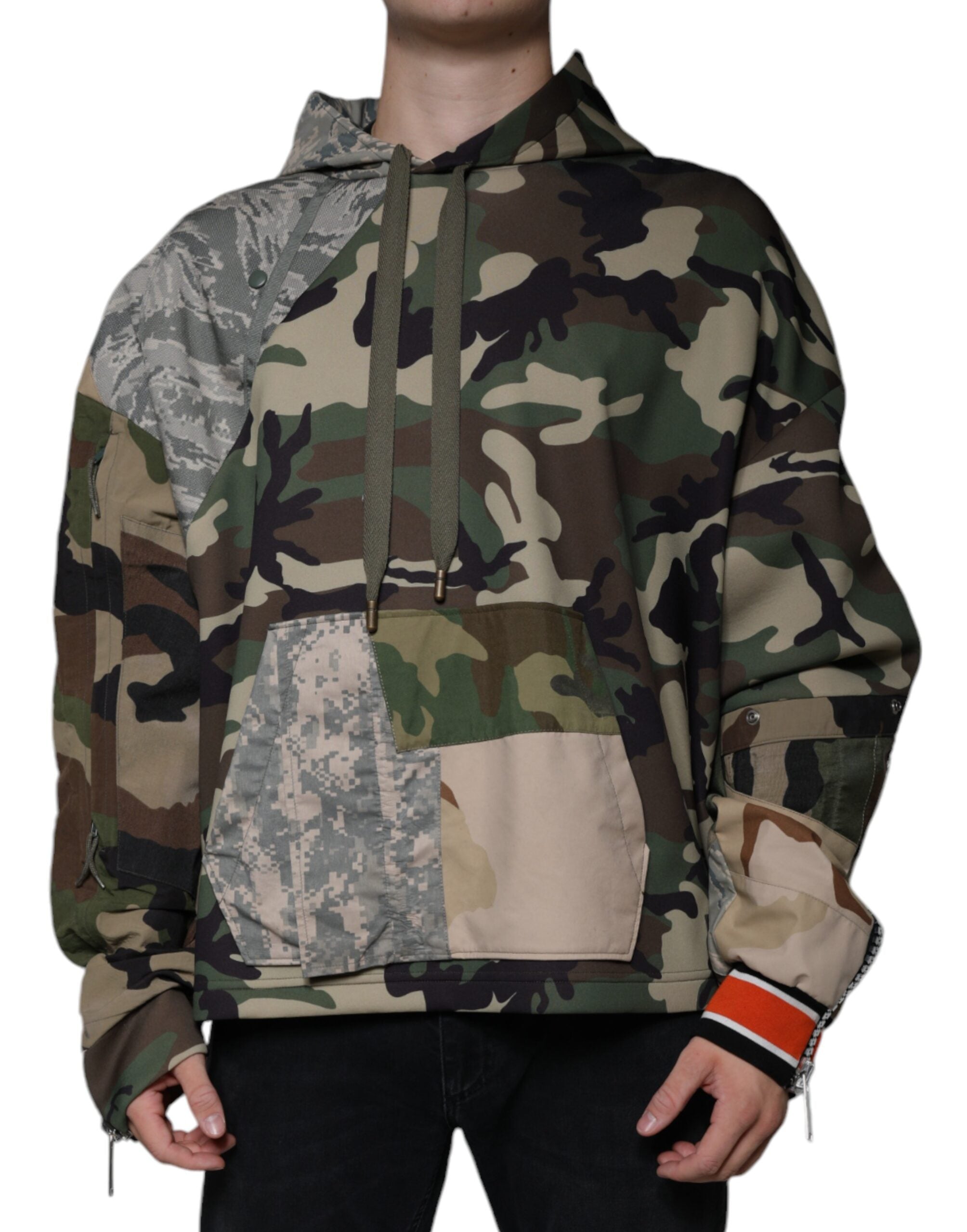 Sweat à capuche multicolore camouflage Dolce & Gabbana avec logo, en coton, porté sur un mannequin.