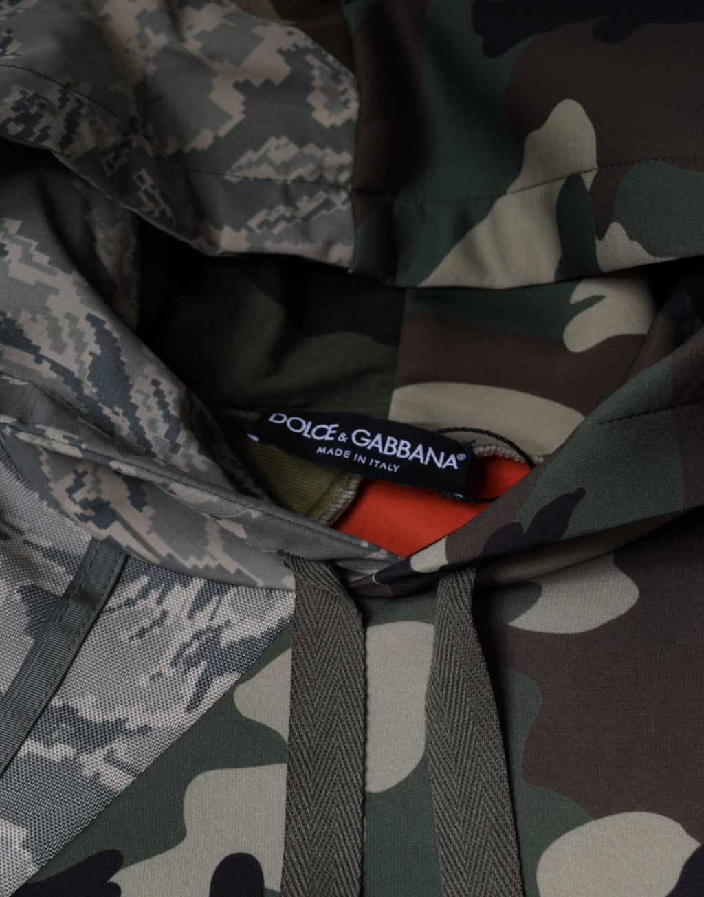 Sweat à capuche multicolore camouflage Dolce & Gabbana en coton avec logo, porté sur mannequin.