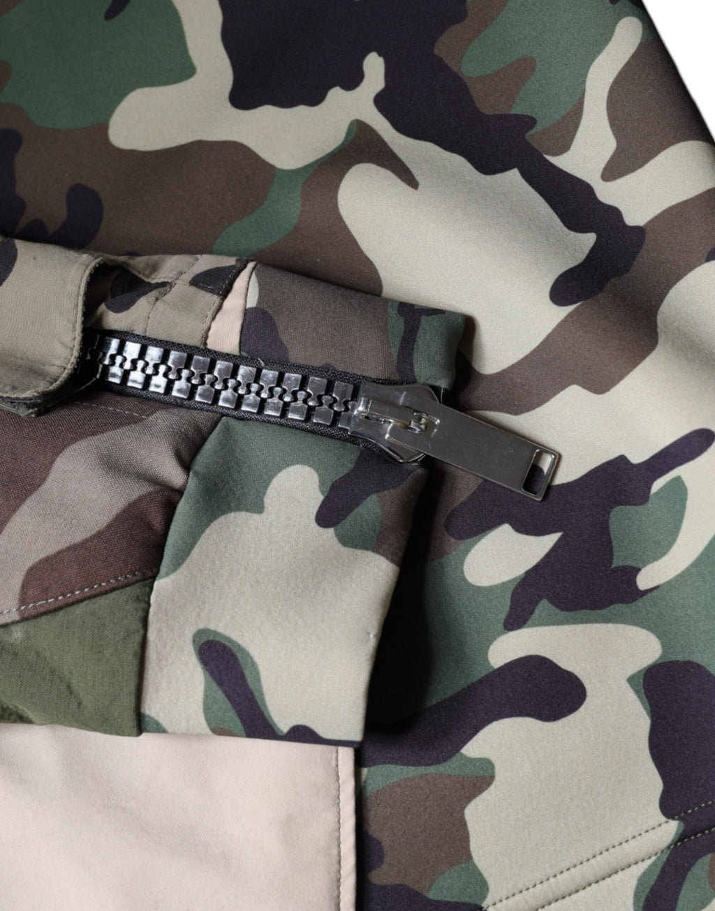 Sweat à capuche multicolore Dolce & Gabbana en camouflage, pull-over décontracté avec logo et détails tendance.