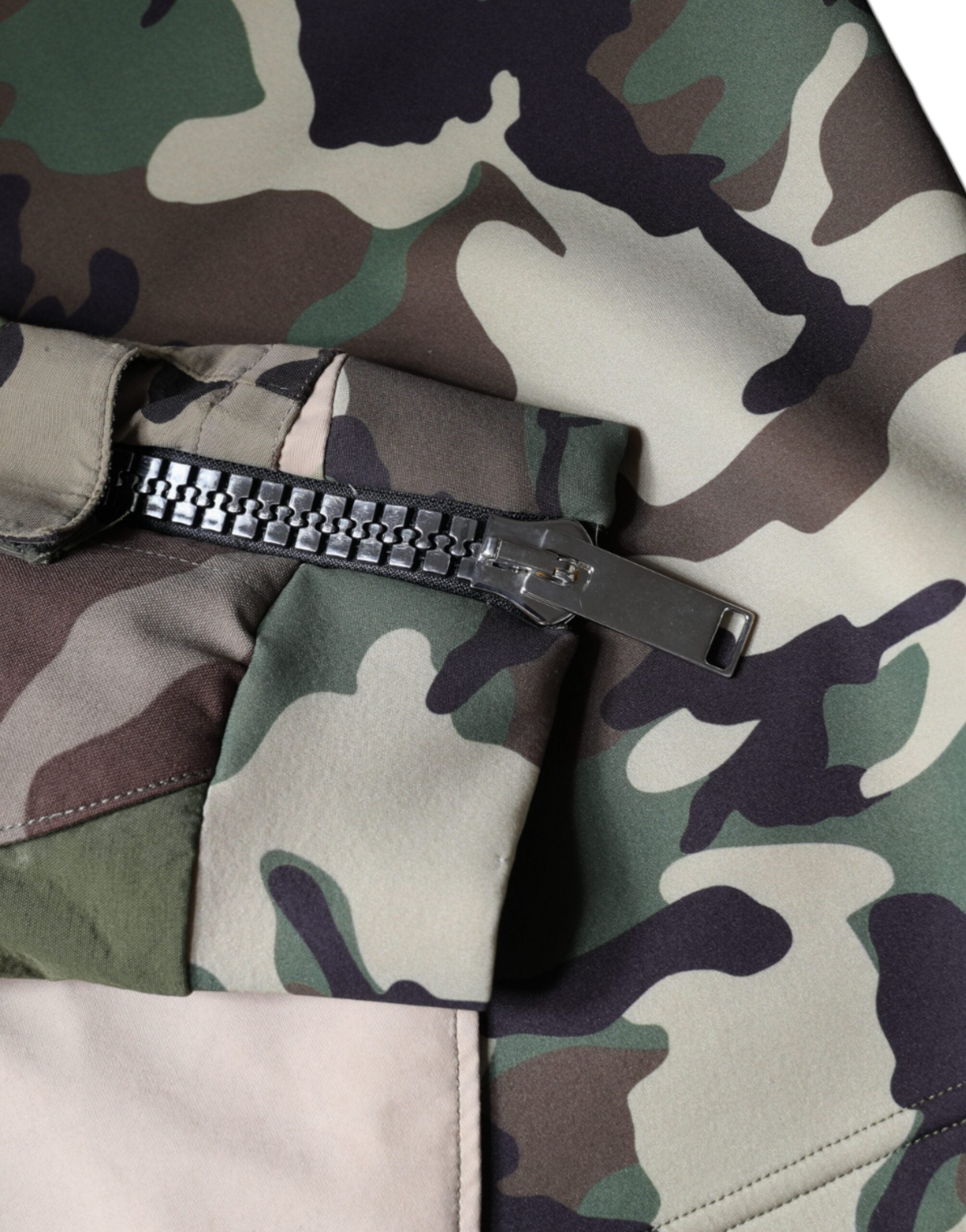 Sweat à capuche multicolore Dolce & Gabbana en camouflage, pull-over décontracté avec logo et détails tendance.